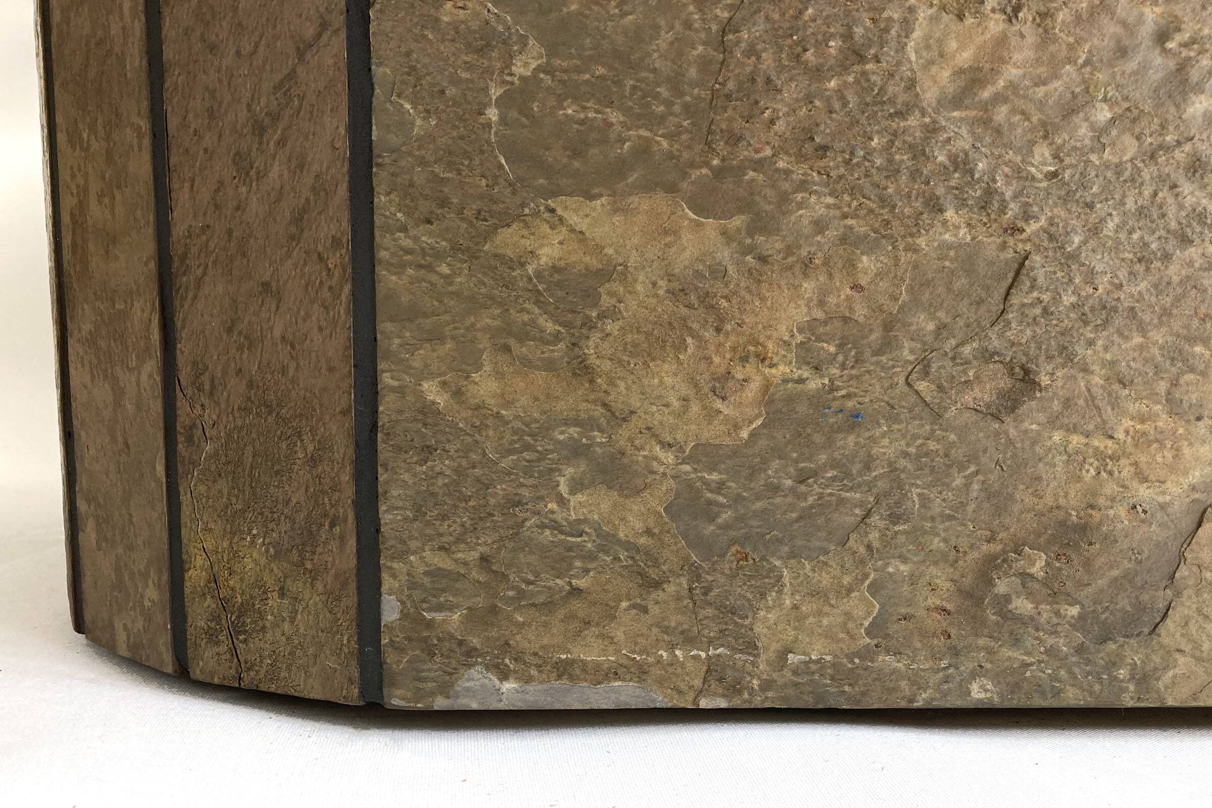 Table basse brutaliste Paul Kingma - pierre, ardoise et laiton