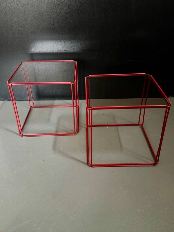 2 tables d'appoint, chevets cubes en métal filaire rouge et verre