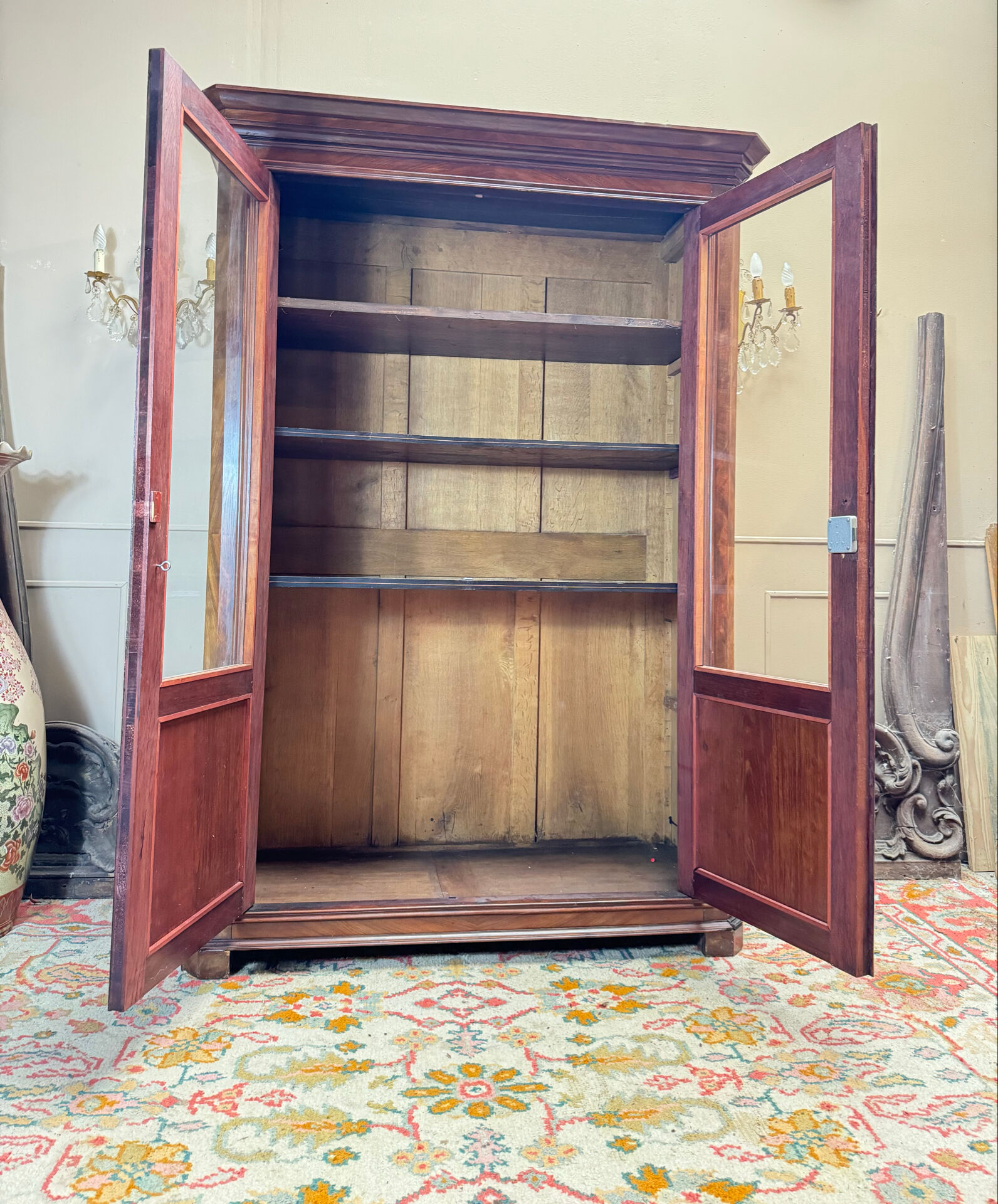 Bibliothèque en acajou flammé d’époque restauration xix eme siècle