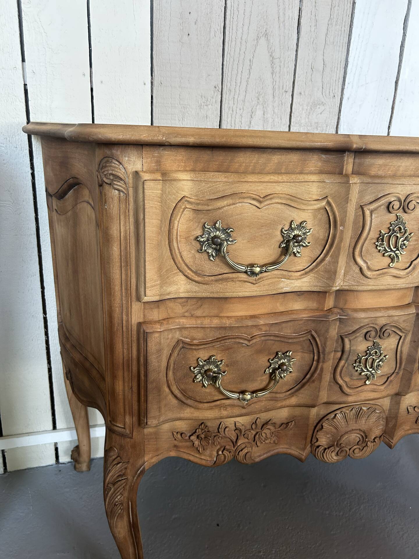 Commode sauteuse de style Louis XV en merisier massif