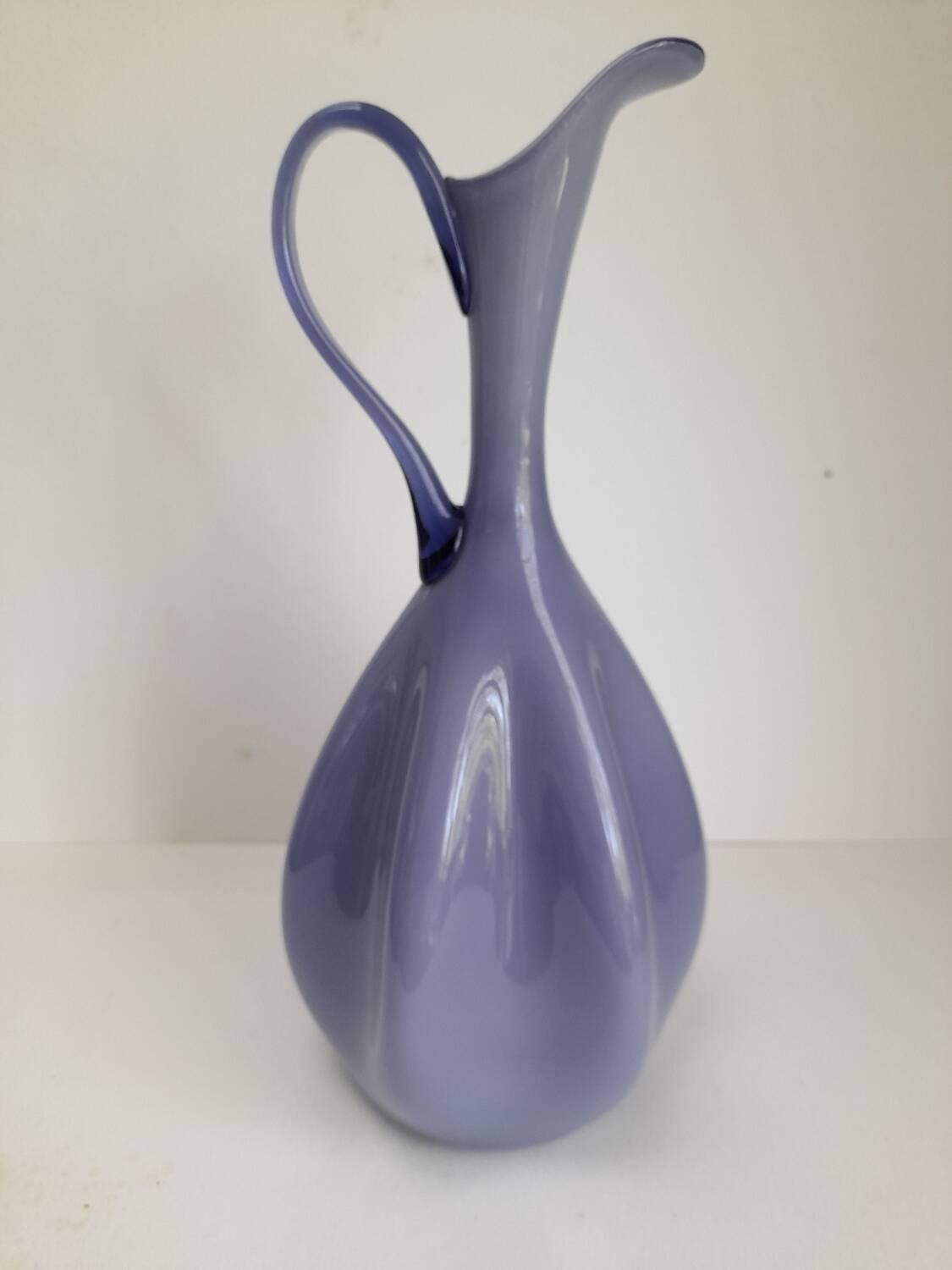 Super carafe en opaline couleur parme