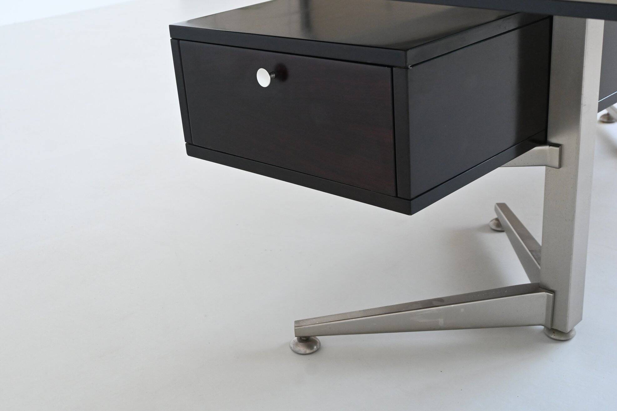 Bureau d'angle exécutif Abbondinterni en acajou et verre, Italie, 1970