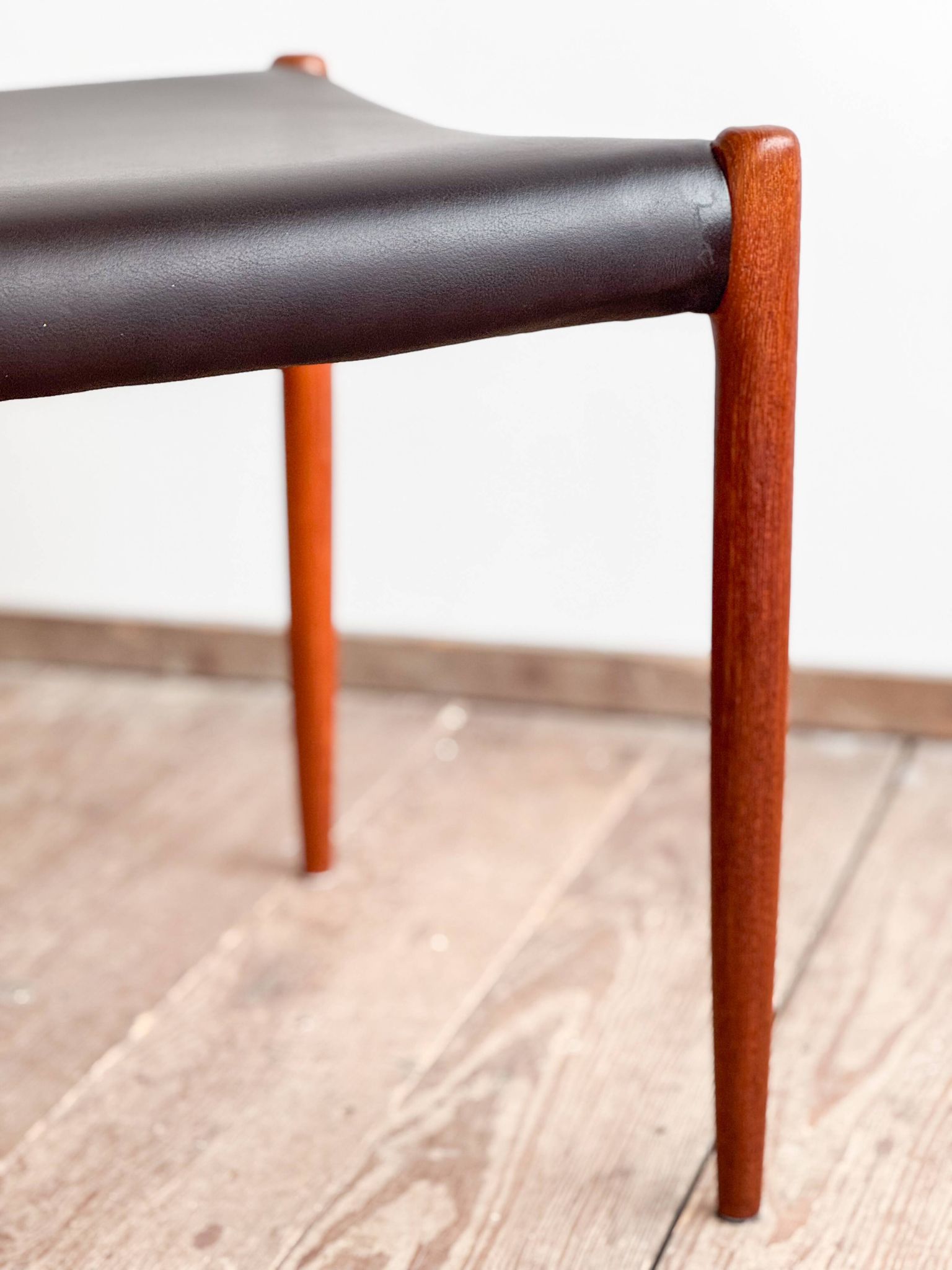 Chaise modèle 82 « Ambassade » en teck massif par Niels O. Møller, Danemark