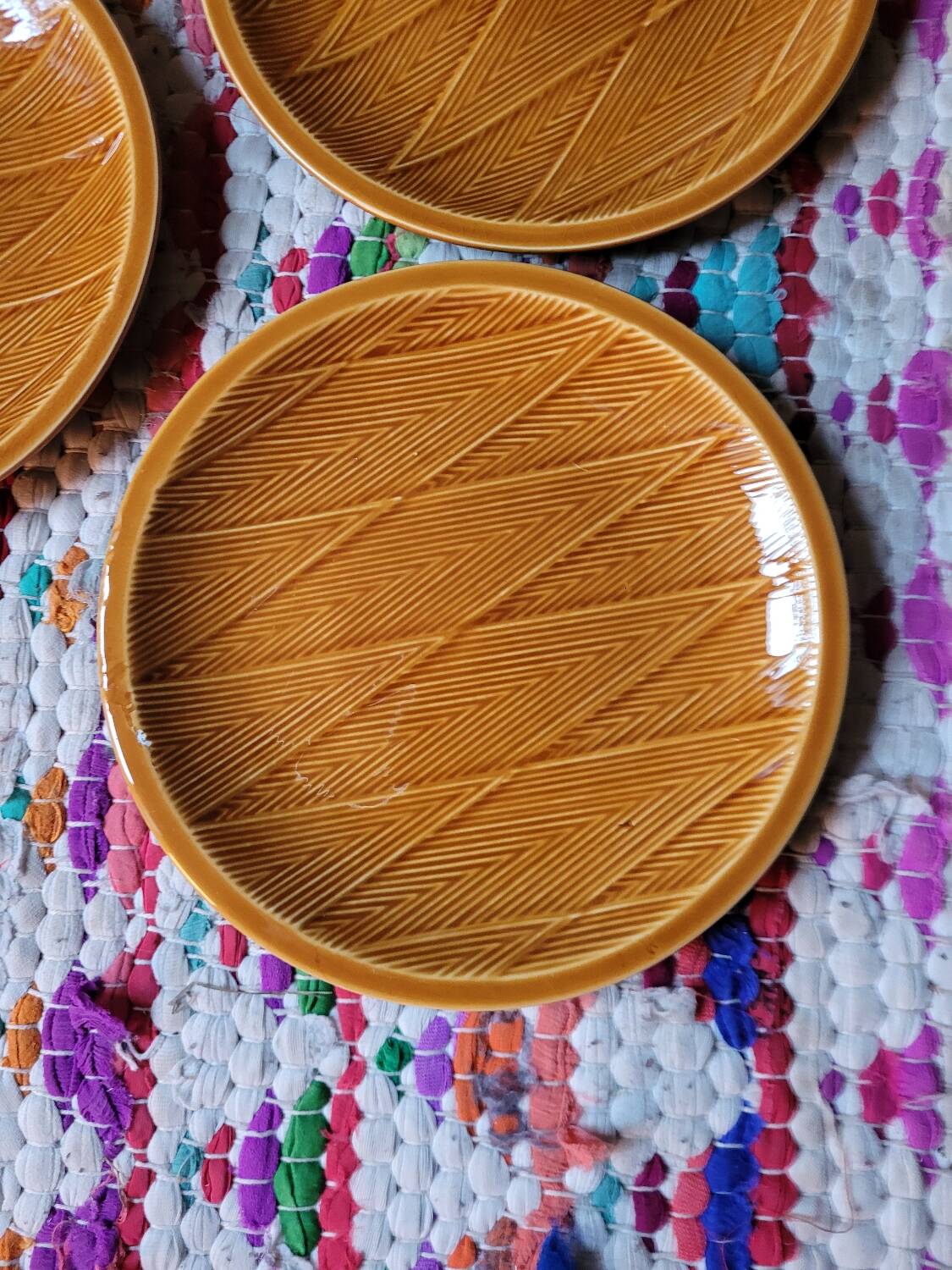 Lot n°2 of 6 Salins barbotine dessert plates