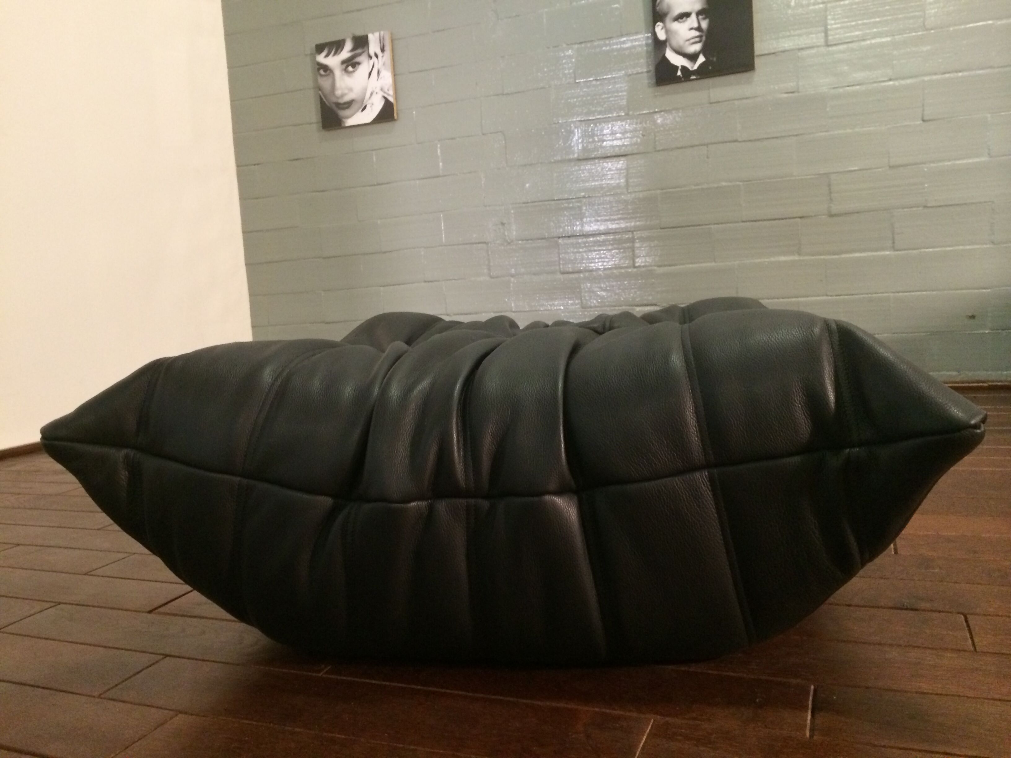 Ottoman "Togo" en cuir modèle dessiné par Michel Ducaroy 1973