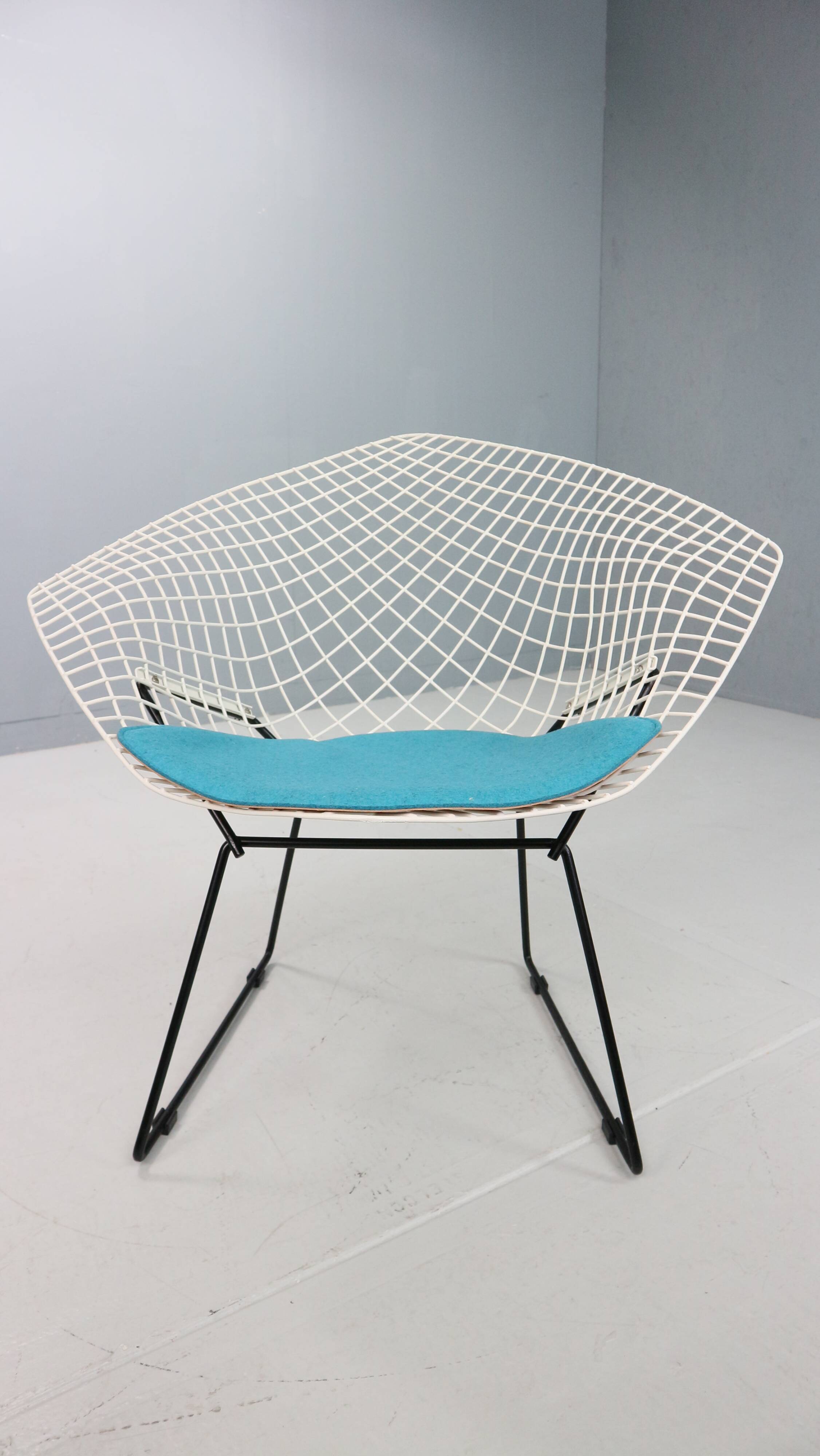 Diamond chair by Harry Bertoia in white & black metal and new blue seating