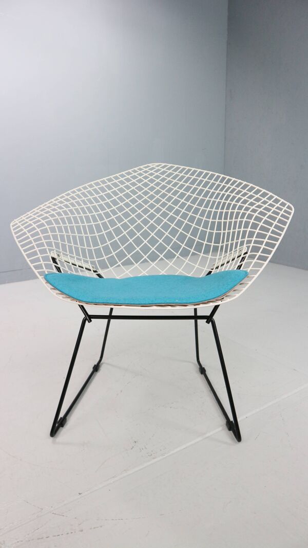 Chaise Diamond de Harry Bertoia en métal blanc et noir et nouvelle assise bleue
