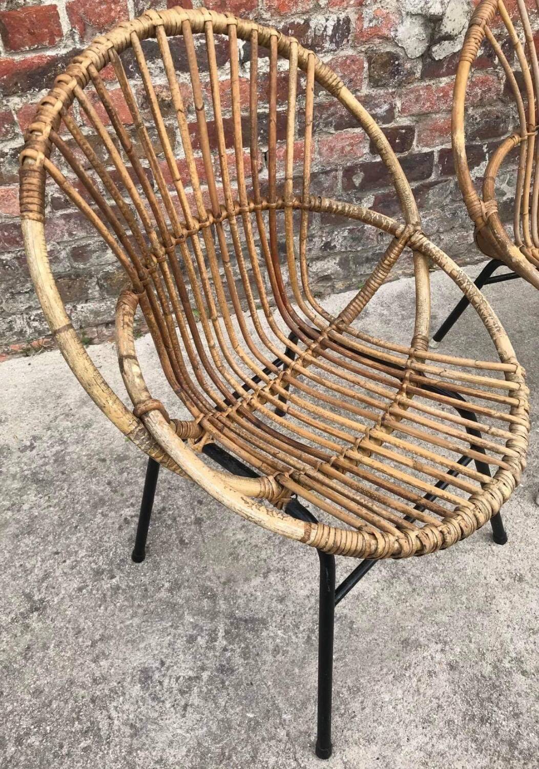 Trio de fauteuils coquille vintage en rotin pieds metal, meubles sièges anciens osier