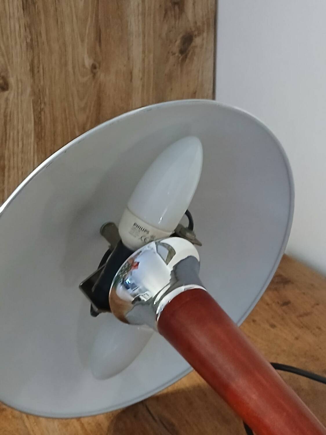 Mushroom lamp called "liner"