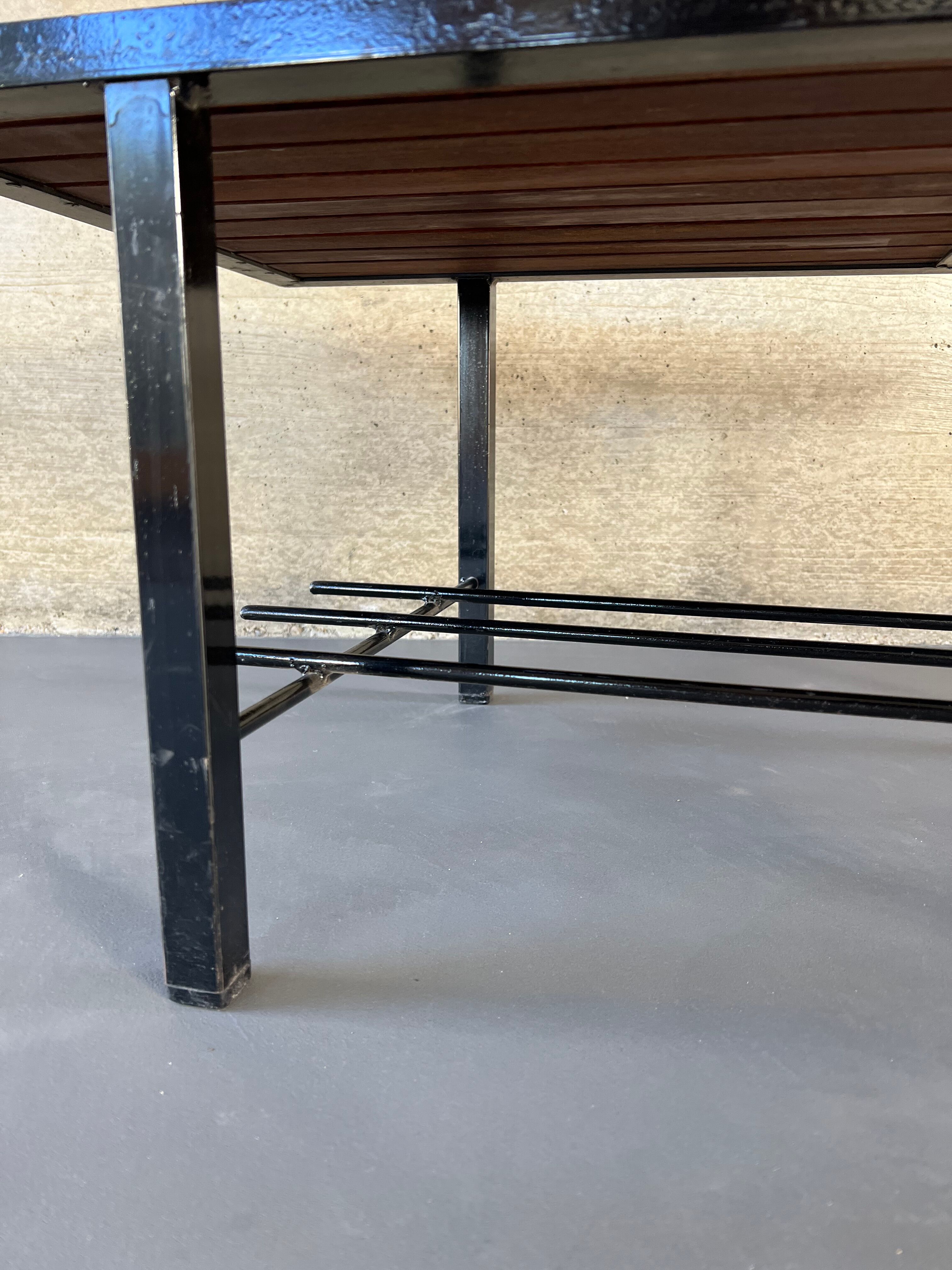 Table basse mid-century, teck, acier et pierre de lave