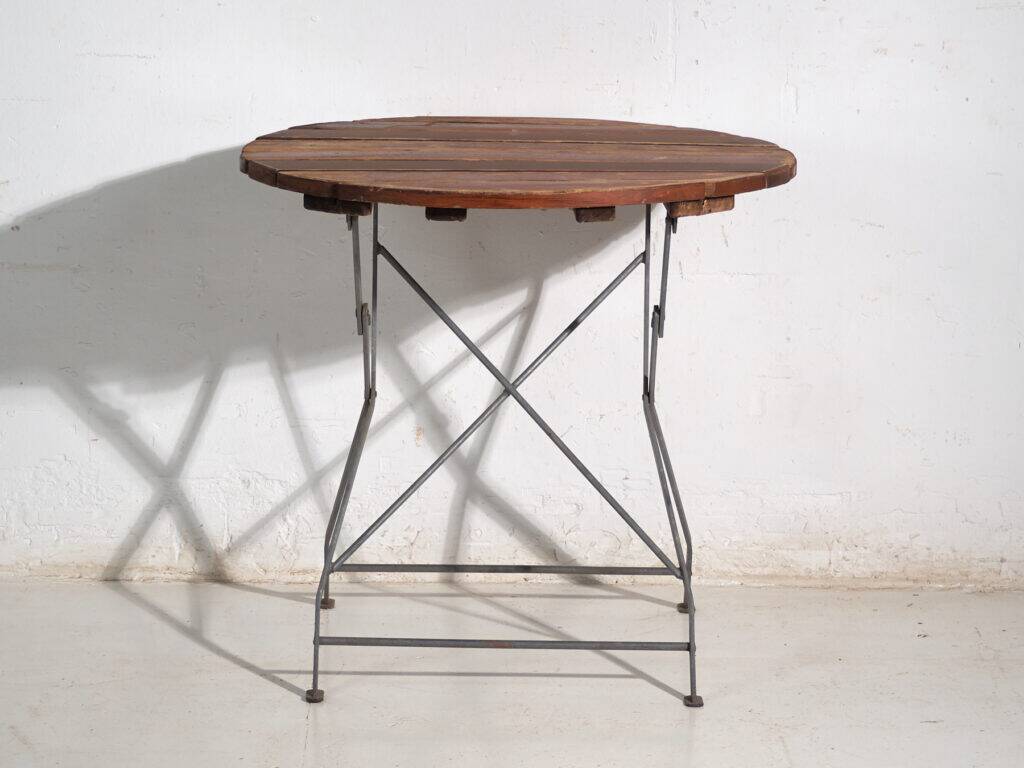 Table de jardin pliante ancienne en bois et fer – Europe centrale, vers 1950