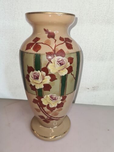 Vase en opaline avec décor de fleurs