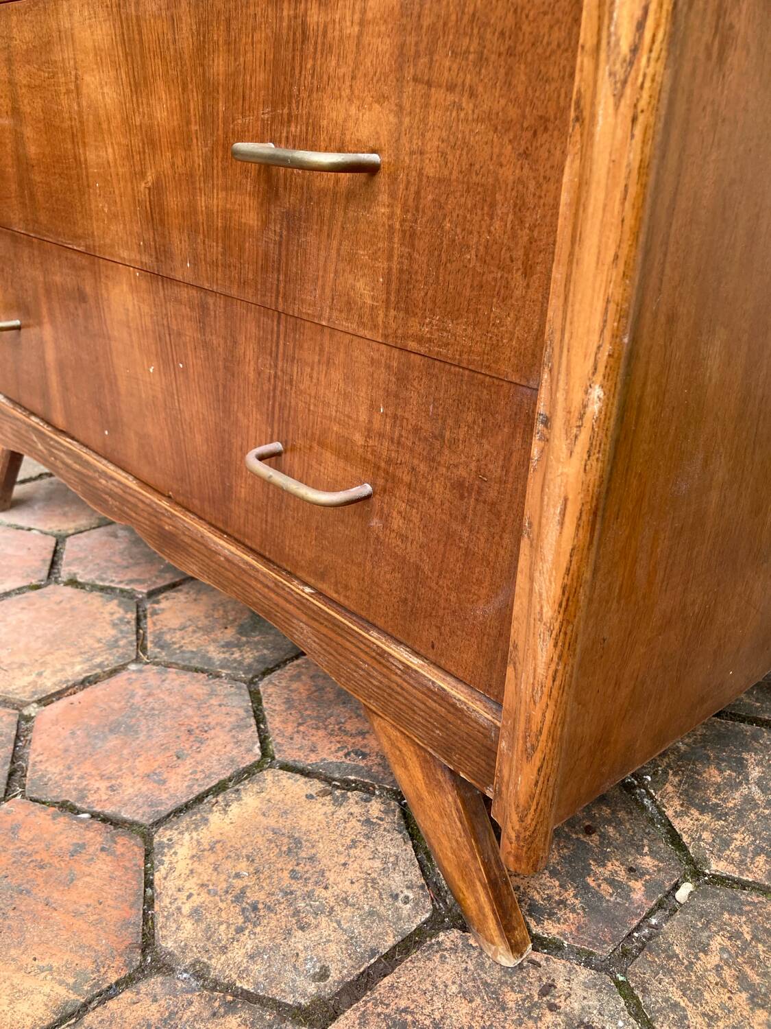 Compass leg chest of drawers
