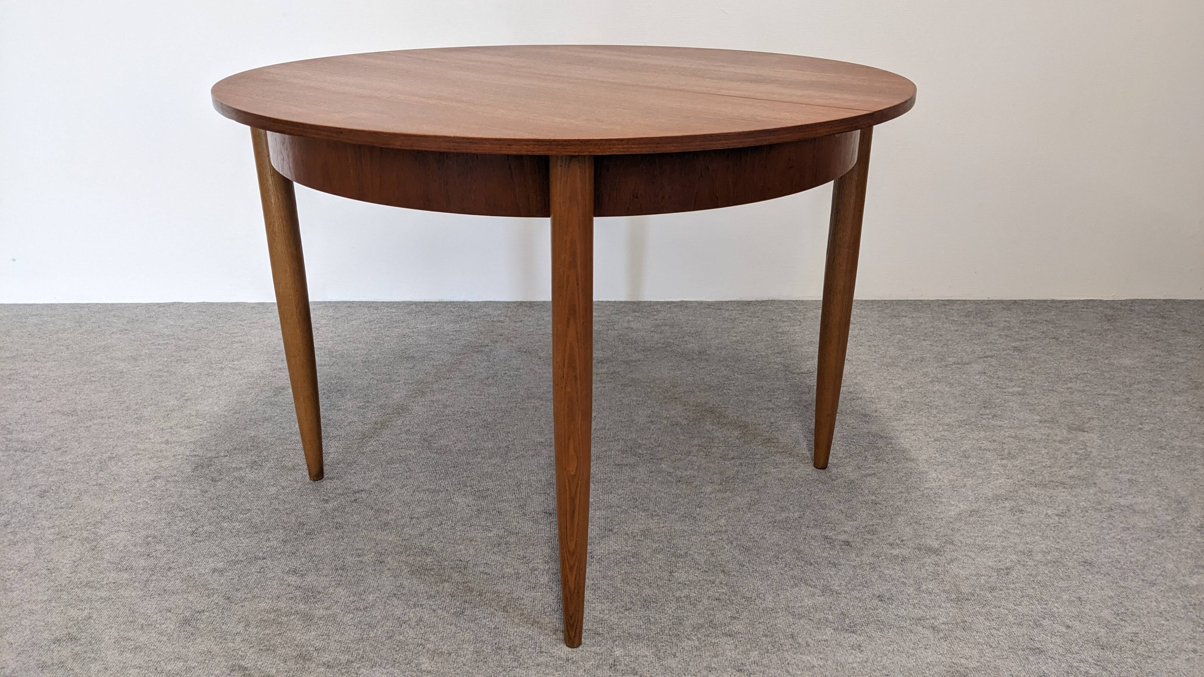 Extendable round table in Scandinavian style made of teak, France circa 1960.
