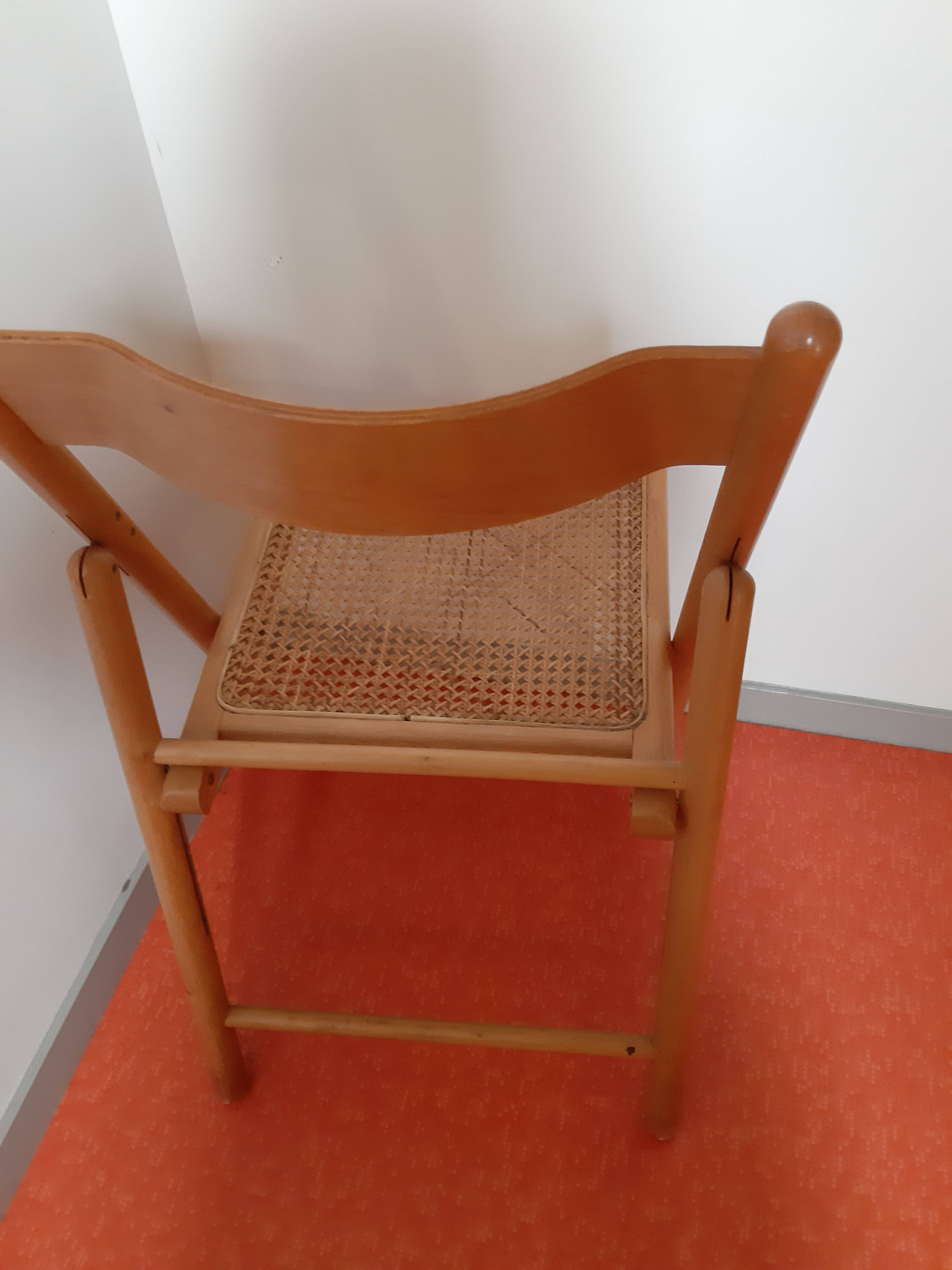 Folding chair in cannage