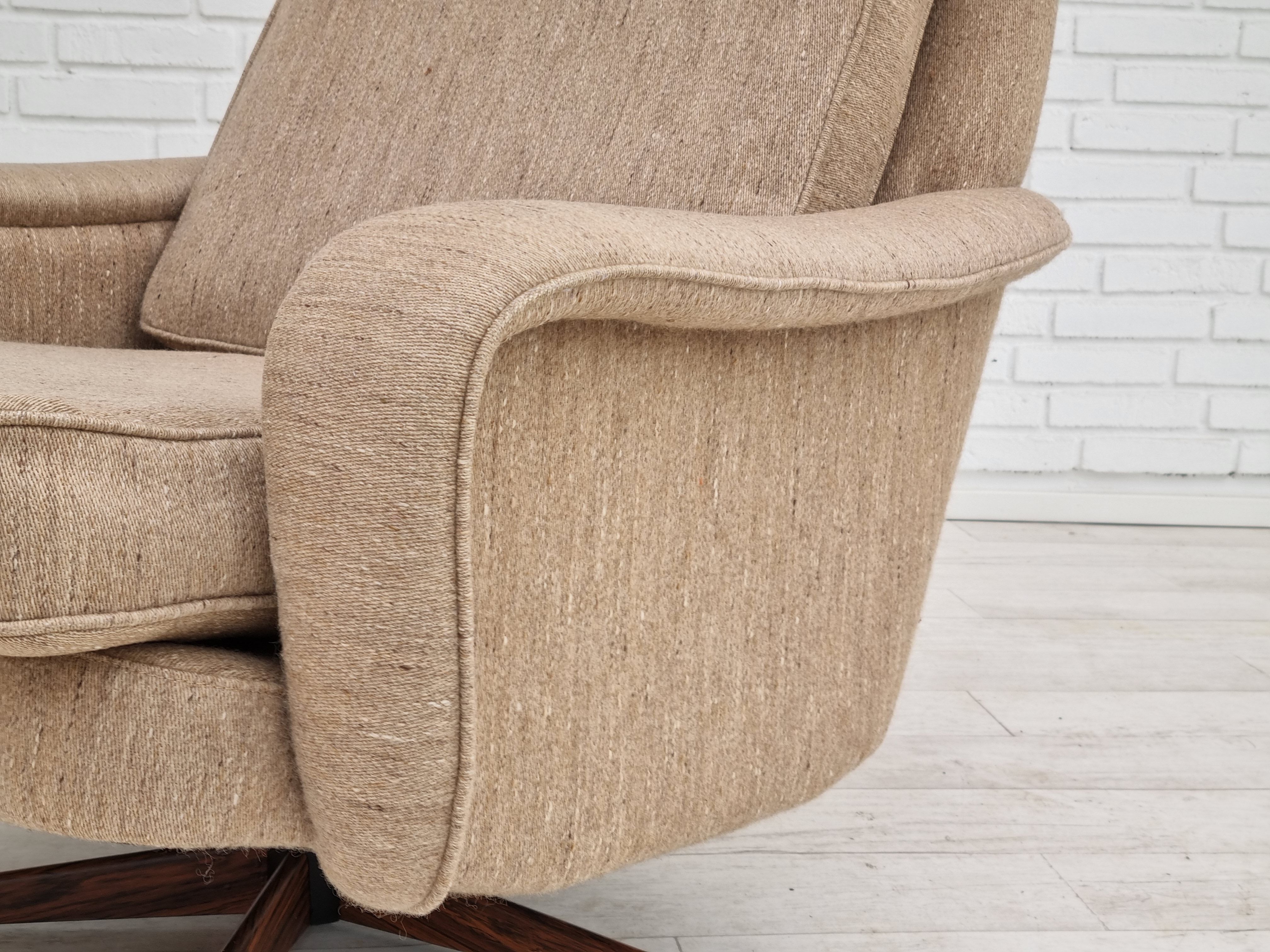 Fauteuil pivotant et son repose-pieds, laine