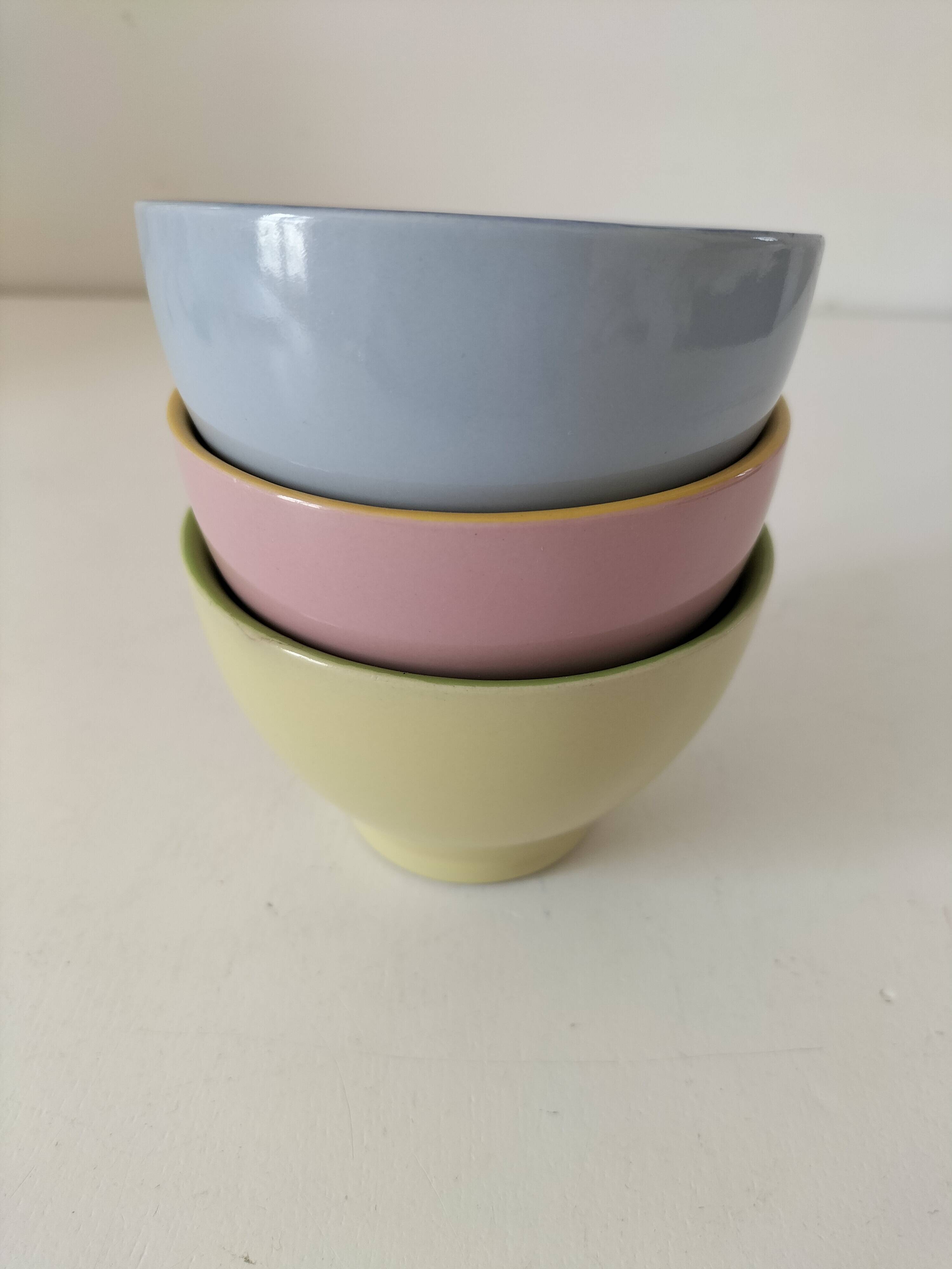 Set of three pastel two-tone mini bowls in glazed ceramic.