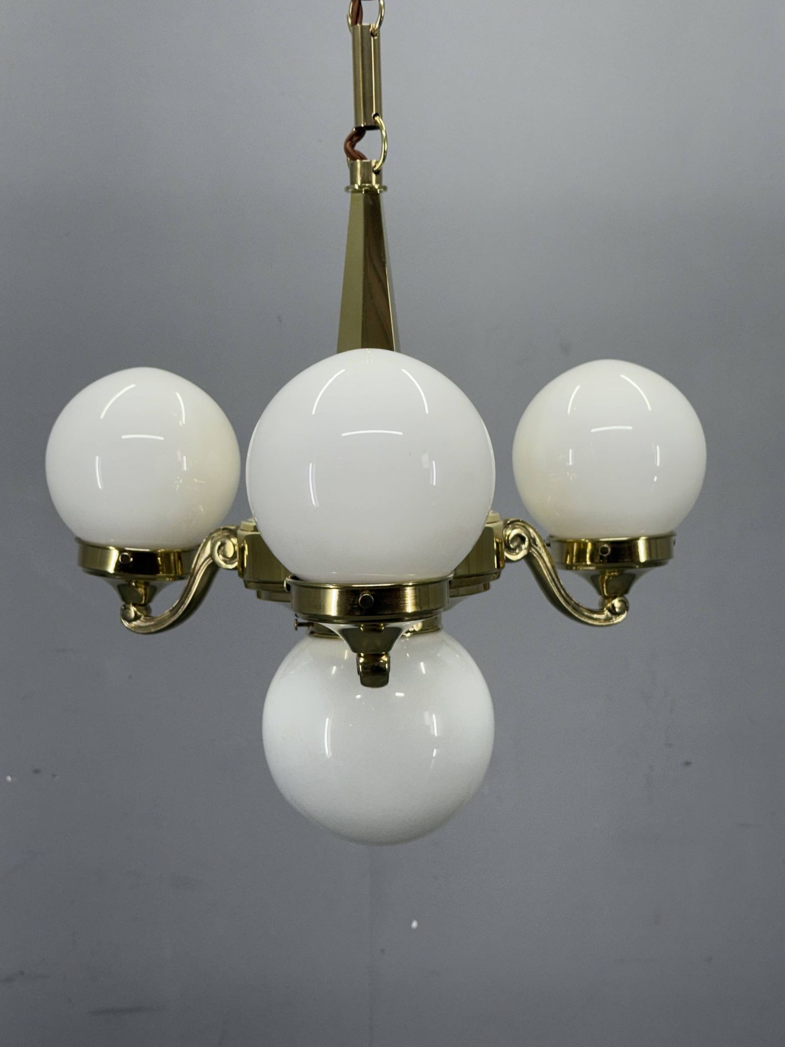 Chandelier en laiton et verre opalin Art Déco, années 1930