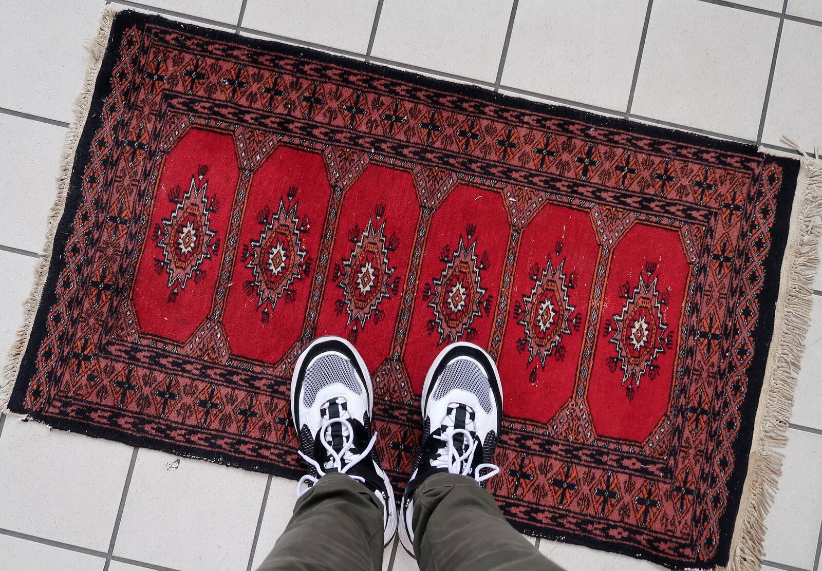 Tapis vintage ouzbek Bukhara fait main en laine – 62 x 106 cm – Années 1970