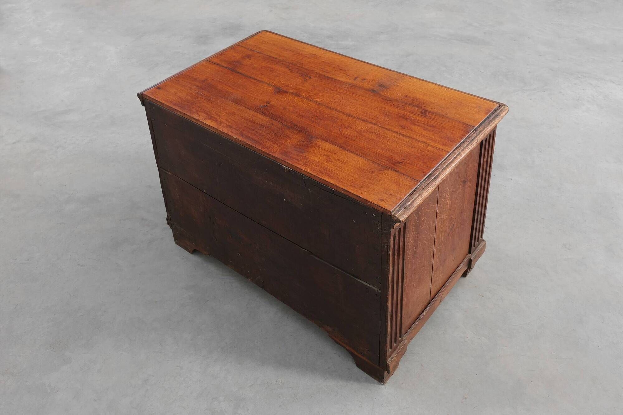 French Louis XVI Oak Commode with Fluted Corner Posts and Brass Handles, ci