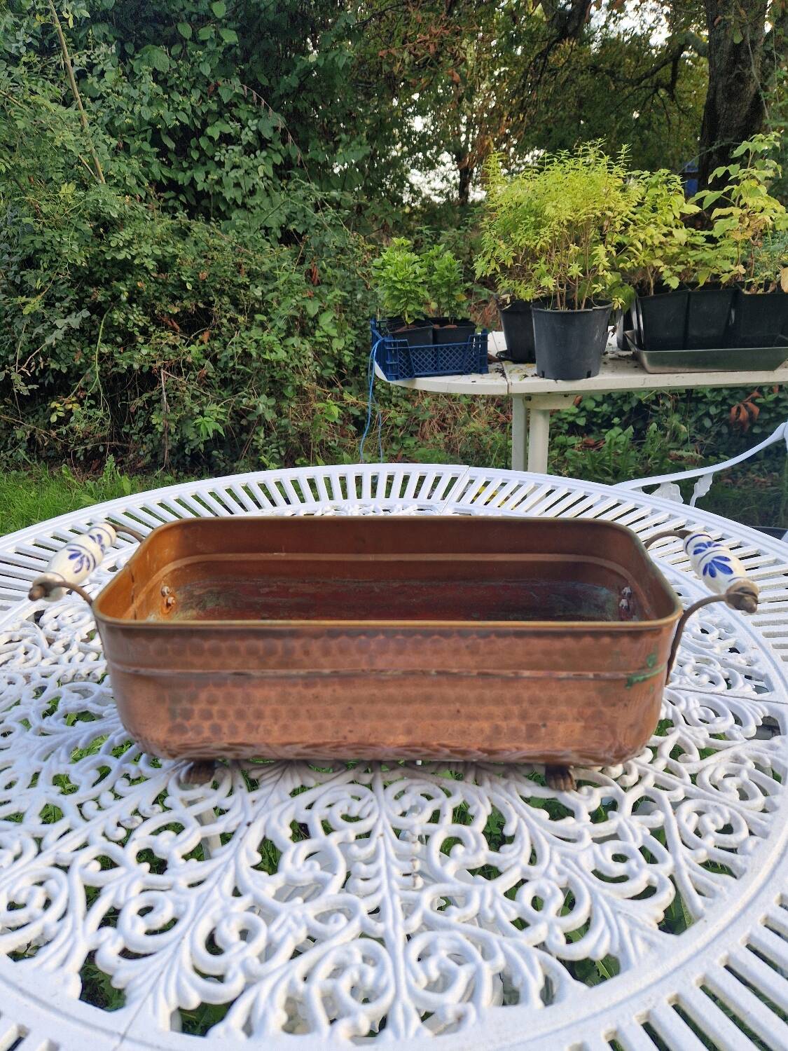 Cache-pot vintage en cuivre avec poignées en céramique et pieds griffe