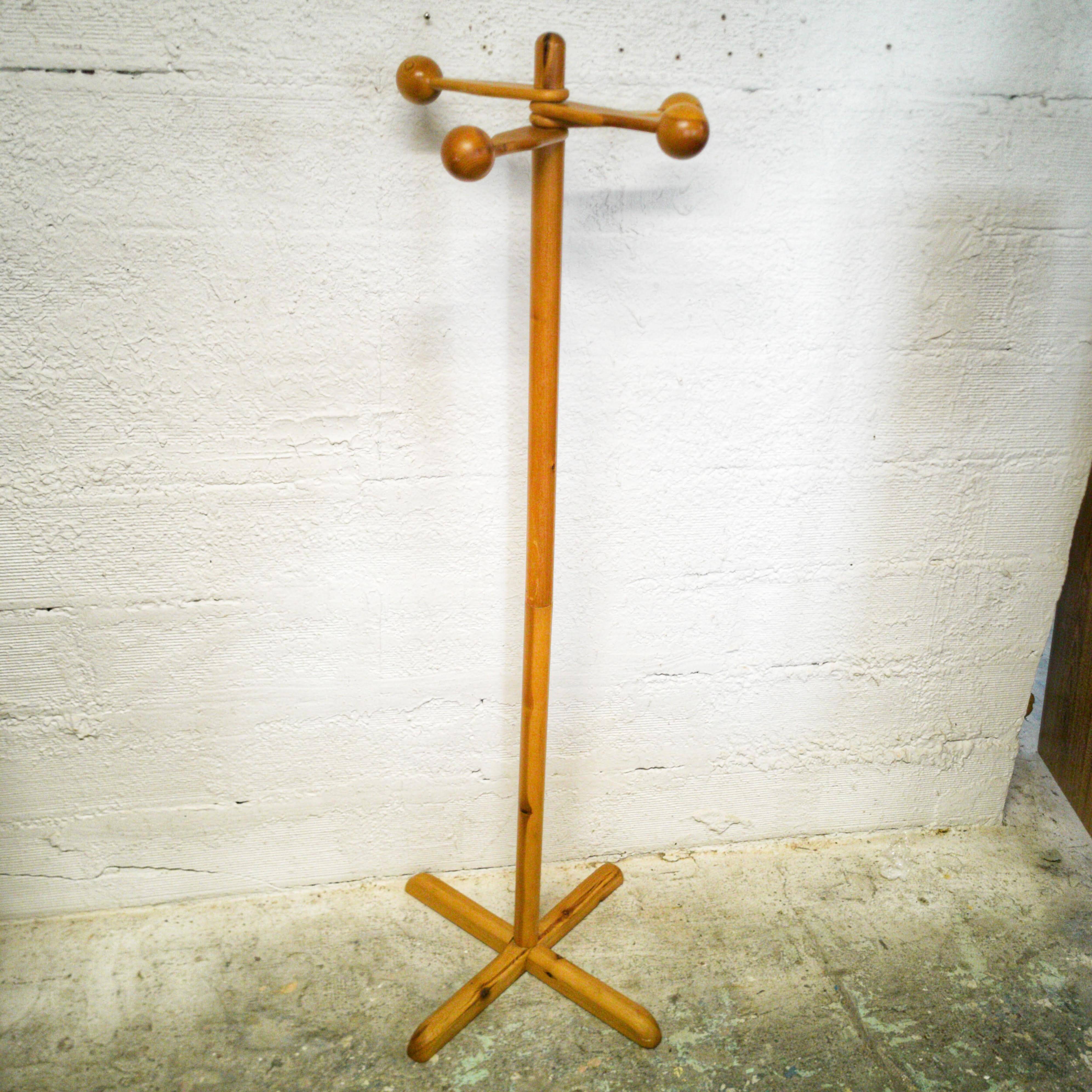Porte-manteau sur pied en pin