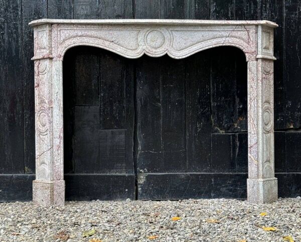 Cheminée de style Louis XV Pompadour en marbre rosé vers 1900