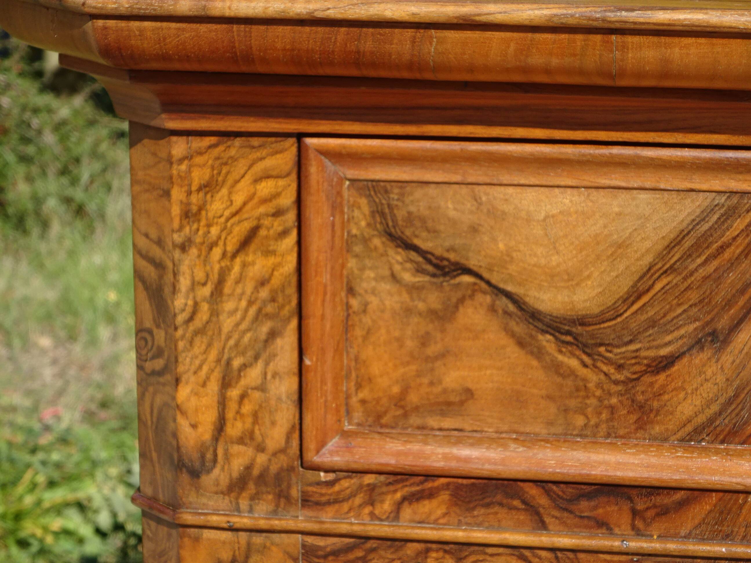 Commode en noyer et ronce de noyer style Louis Philippe