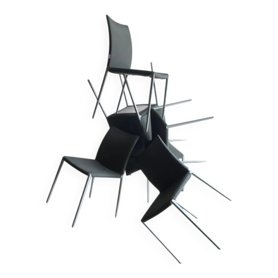 Ensemble de 5 chaises Zanotta « Lia » — structure en aluminium mat et assises en cuir gris foncé, design minimaliste italien