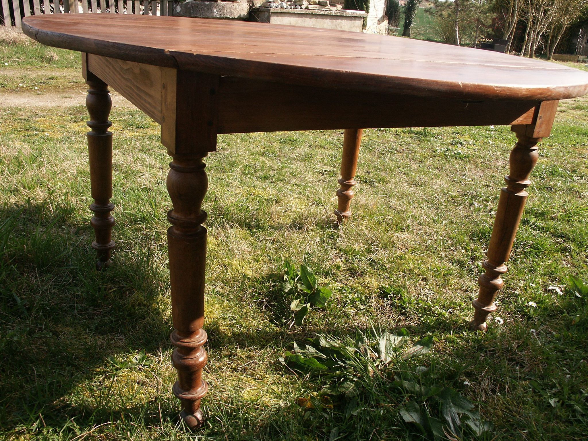 Round drop-leaf table in beech and pine