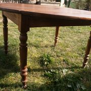 Round drop-leaf table in beech and pine