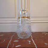 carafe en verre et bord doré