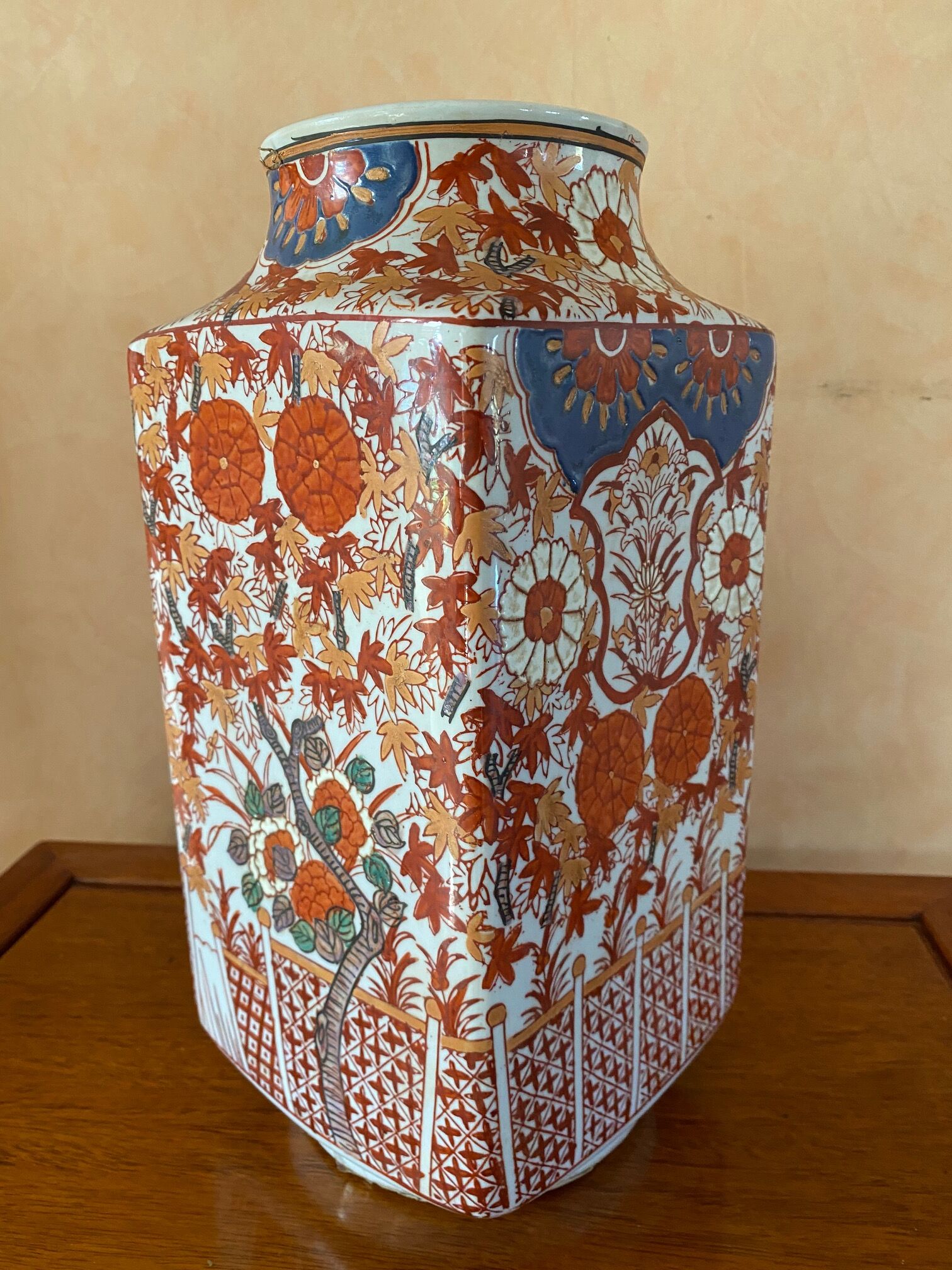 Vase style Imari