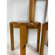 Trio de tabourets en pin massif, années 70