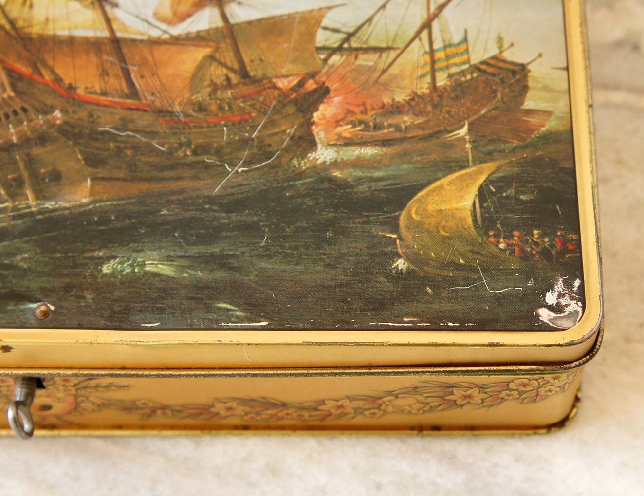 Lithographed sheet metal key box with its key