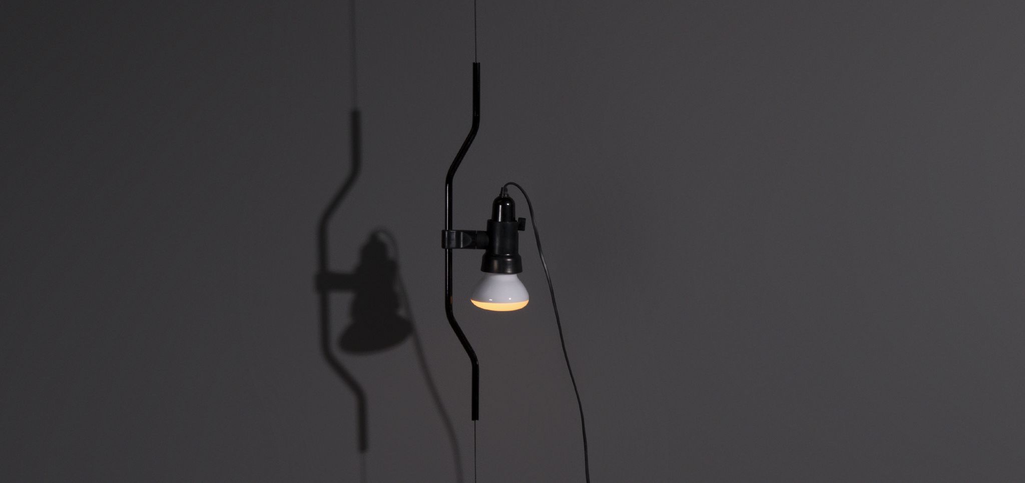 Suspension parentesi conçue par Achille Castiglioni et Pio Manzù dans les années 1970