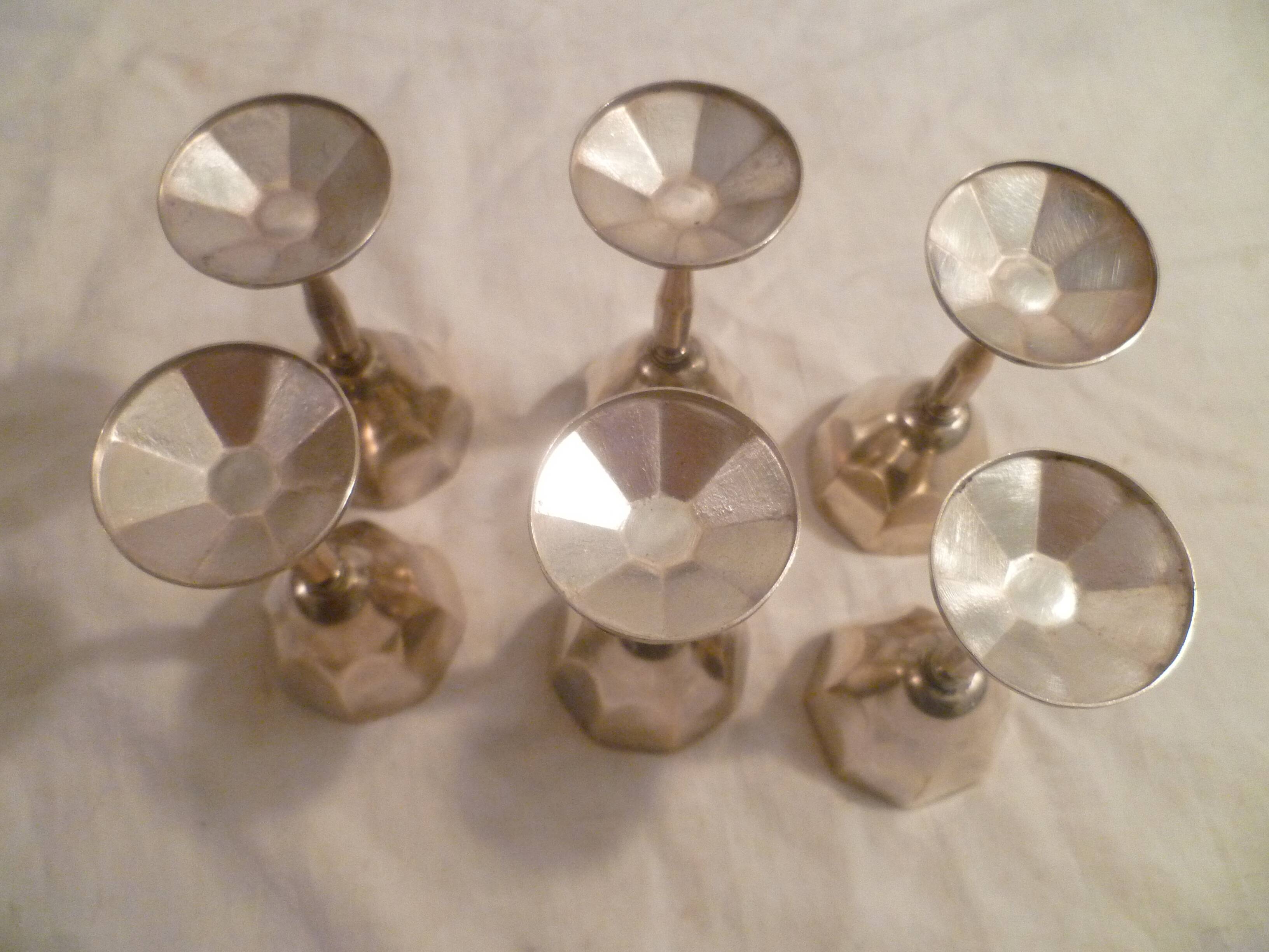 Set of 6 mini goblets on a pedestal in Art Deco style made of silver-plated metal with crests.