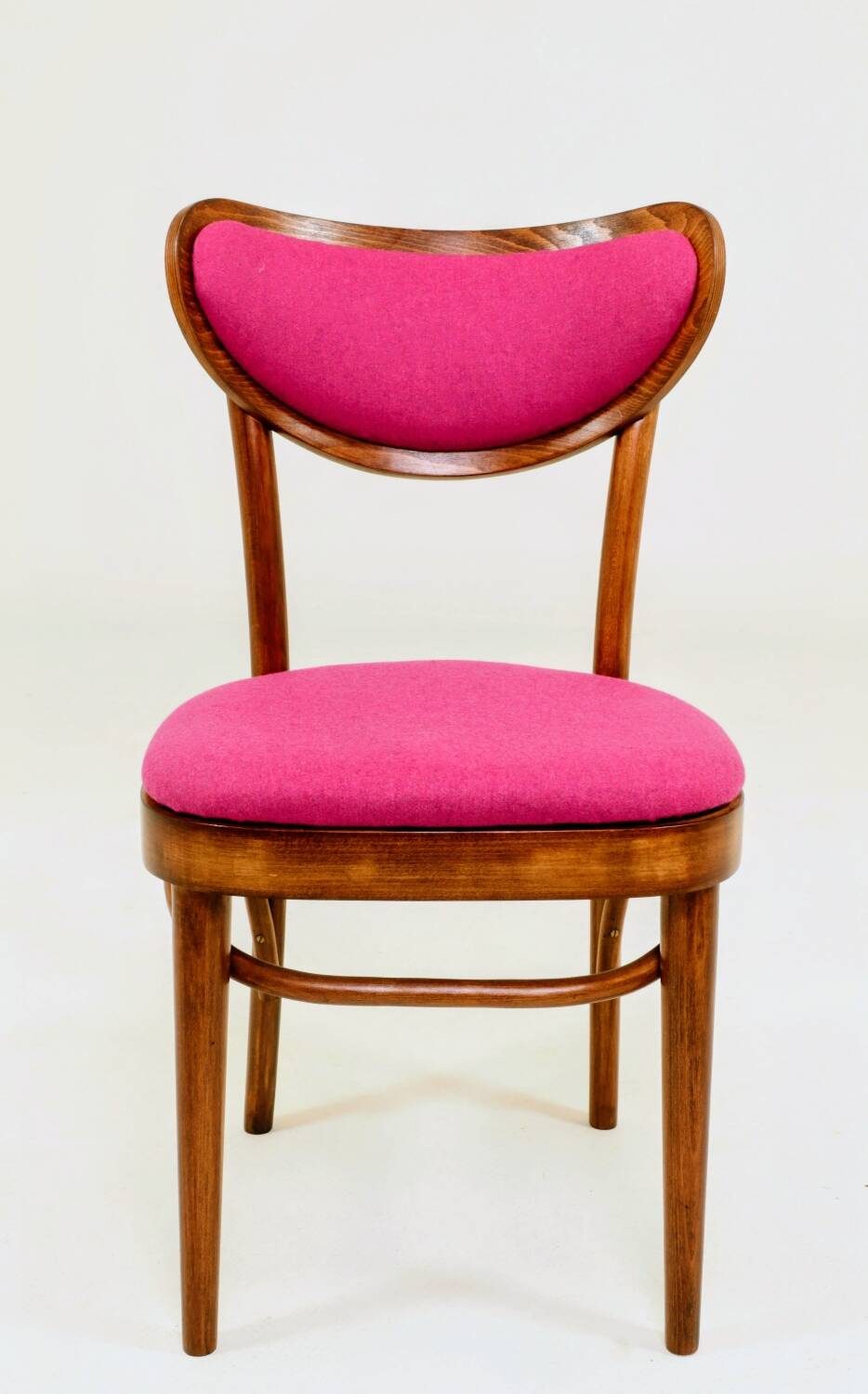 Chaise rétro en bois cintré de style classique, revêtement en laine fuchsia, rénovée.