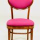 Chaise rétro en bois cintré de style classique, revêtement en laine fuchsia, rénovée.