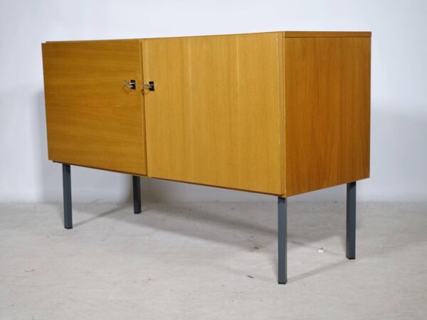 Buffet vintage design des années 50 avec pieds en métal, années 1960.