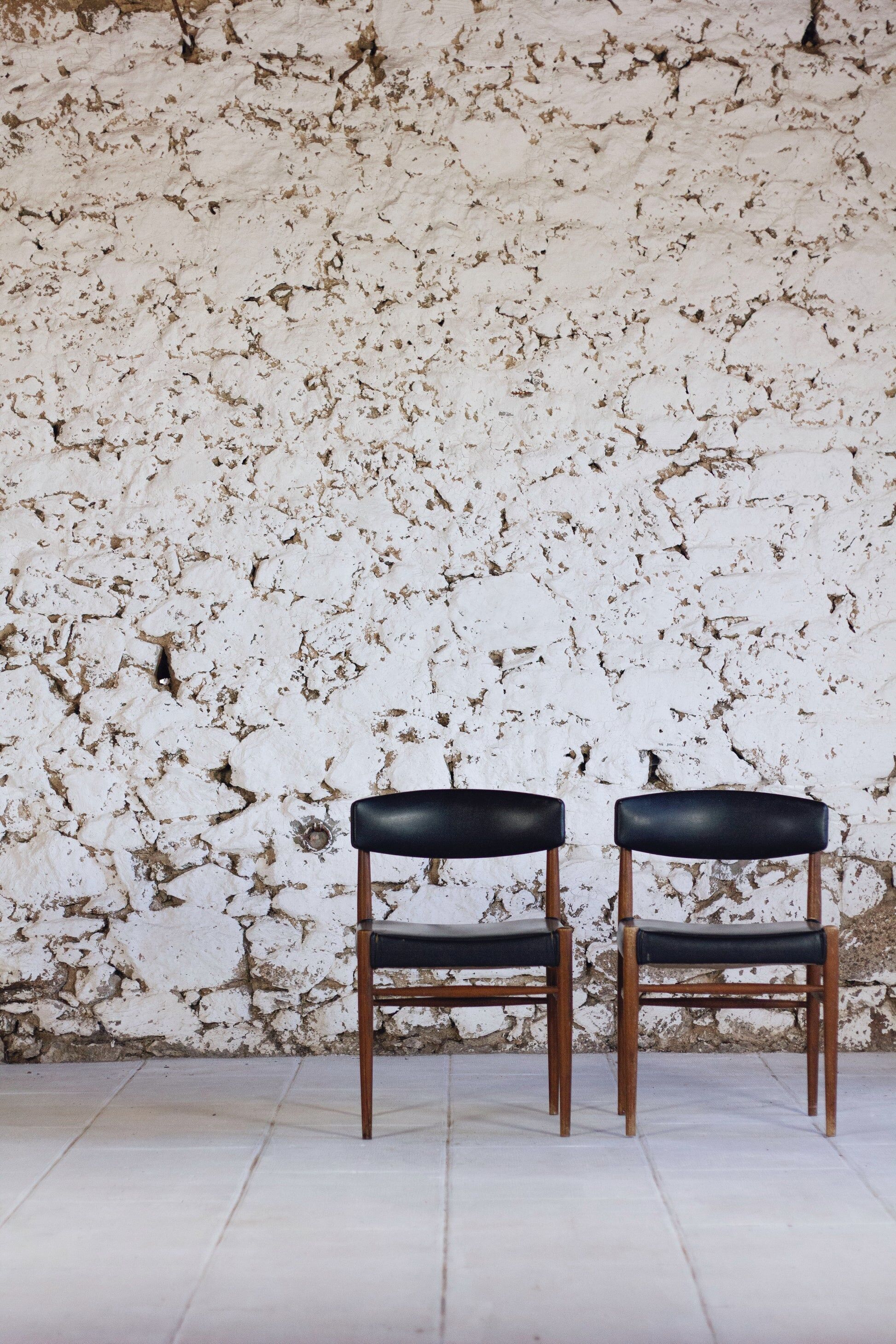 Set of 5 Scandinavian chairs in teak and faux leather, 1960.