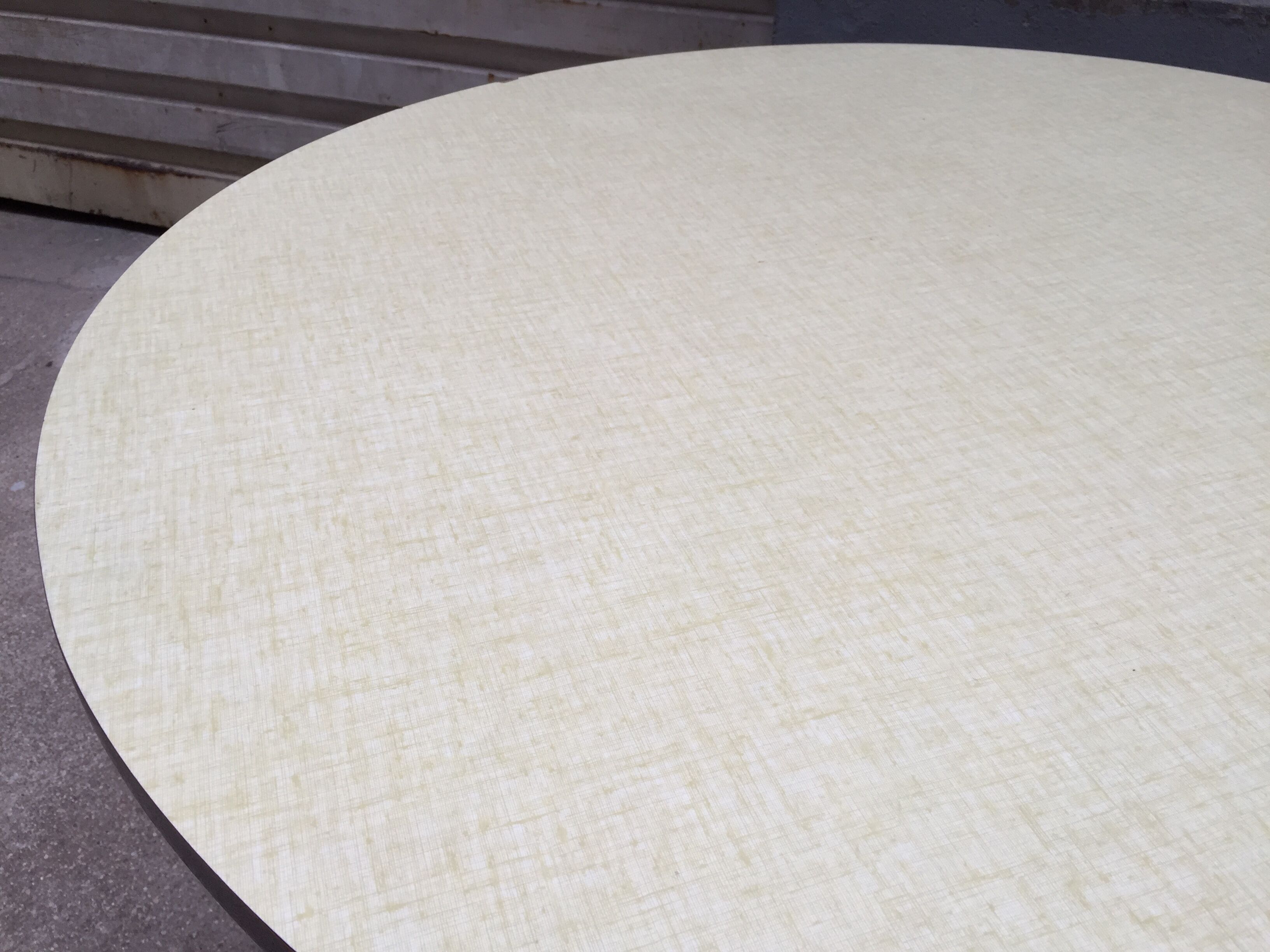 Round feet compass year 50 formica table