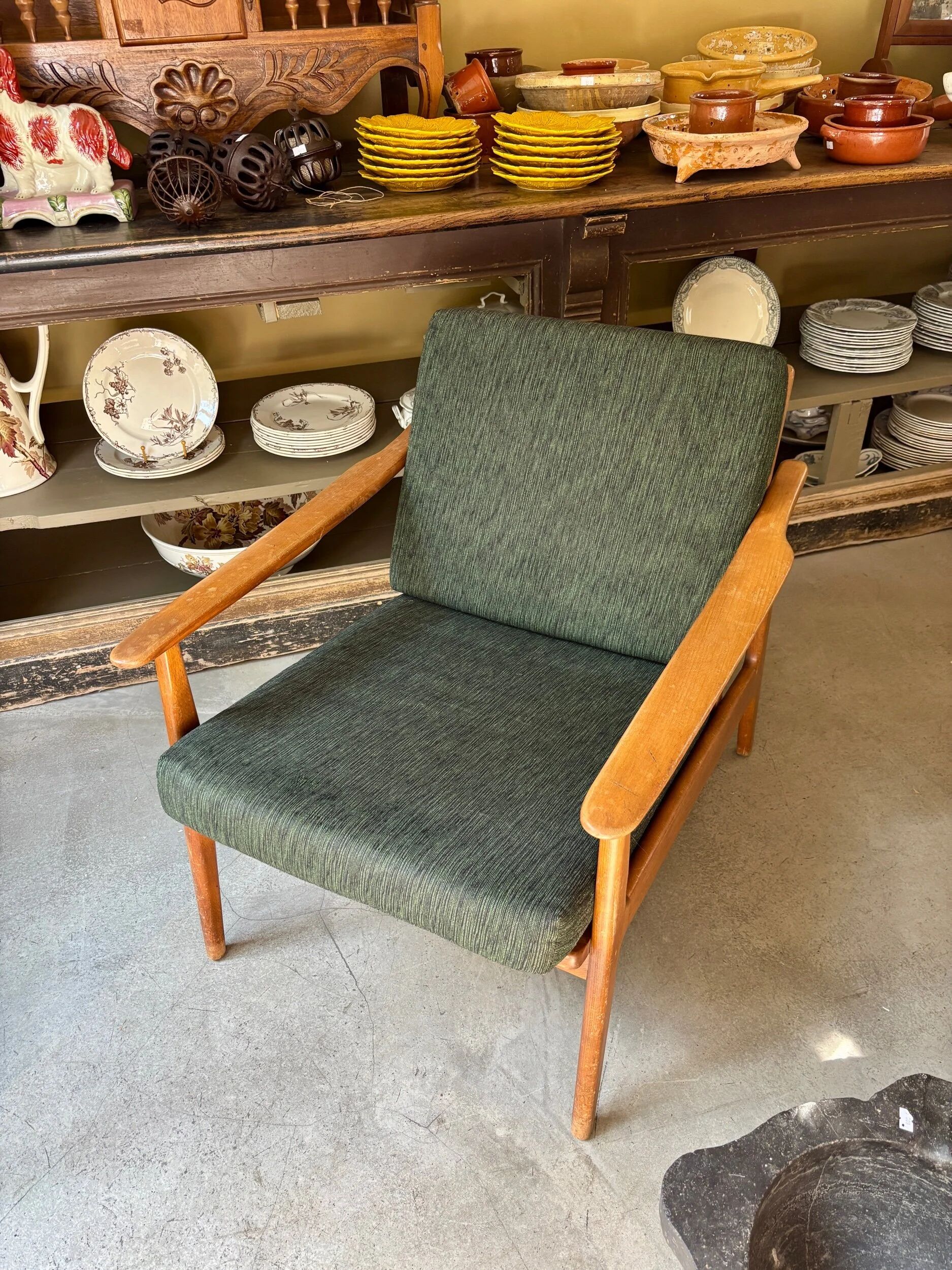 Fauteuil de style scandinave en bois clair et tissu vert foncé, vers 1960
