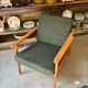 Fauteuil de style scandinave en bois clair et tissu vert foncé, vers 1960