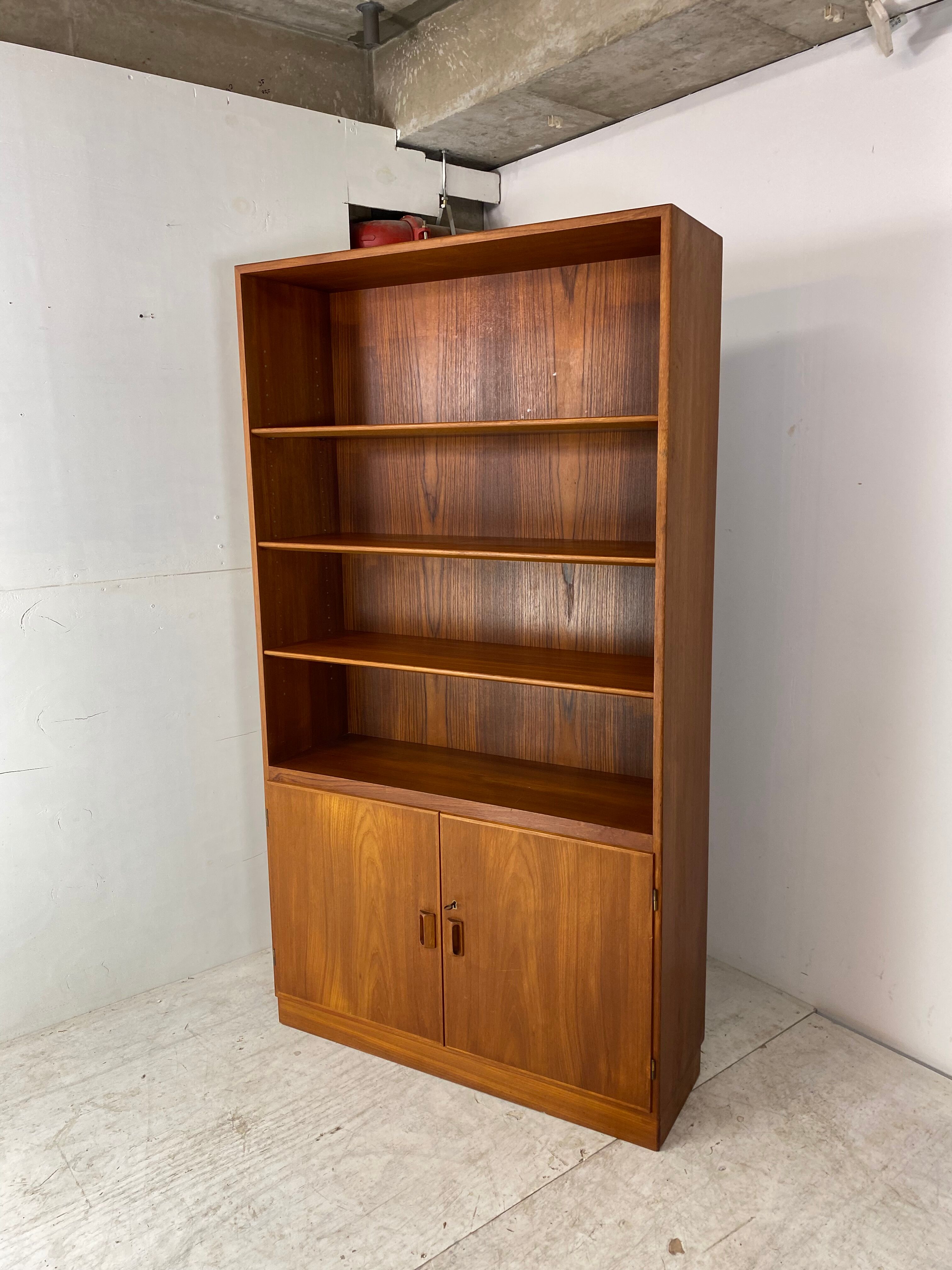 Vintage, Danish Scandinavian Design teak cabinet bookcase by Borge Mogensen for Soborg, 1960s