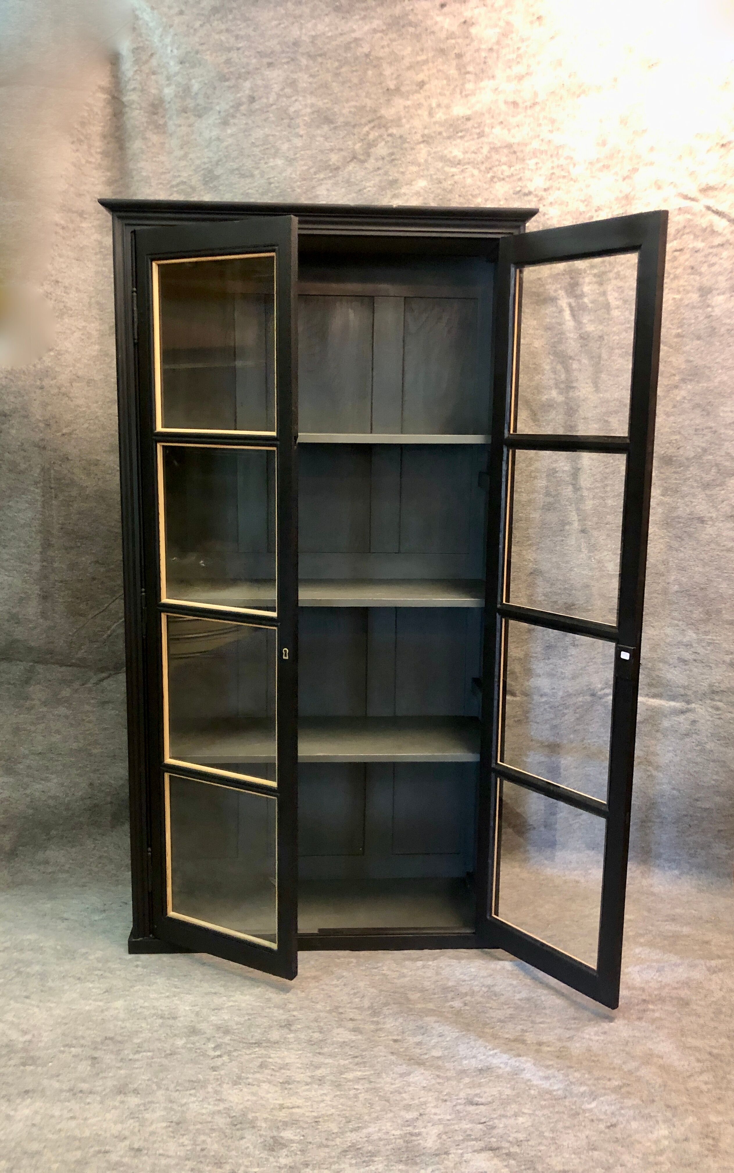 Vitrine noire. Travail d’ébéniste, XXe siècle