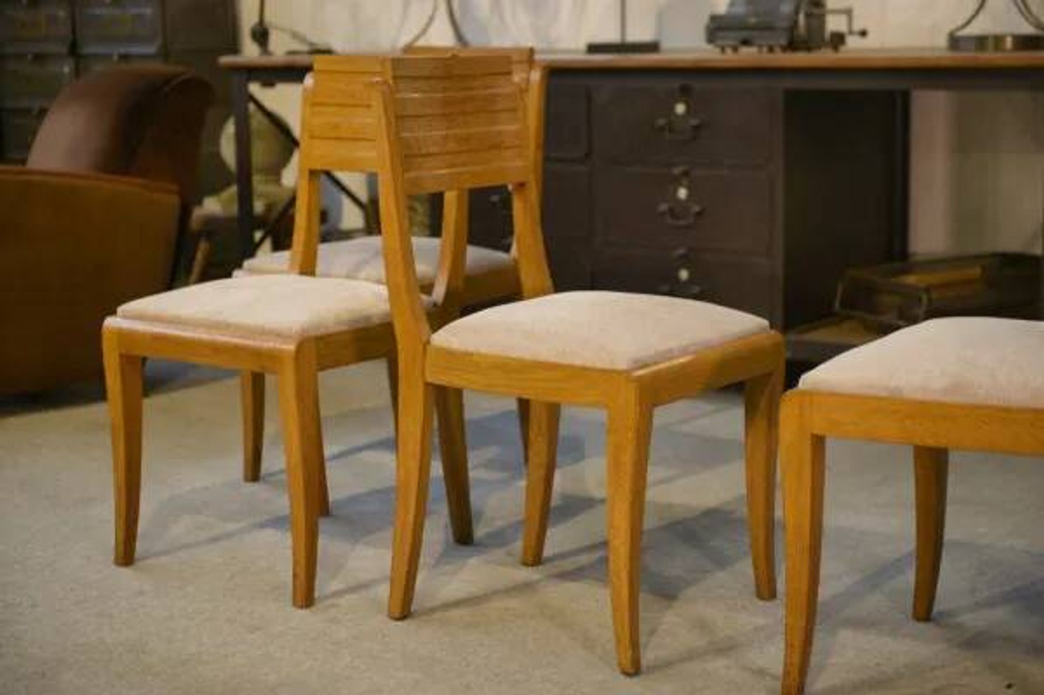 Ensemble de 6 chaises en chêne par Gaston Poisson 1940’s