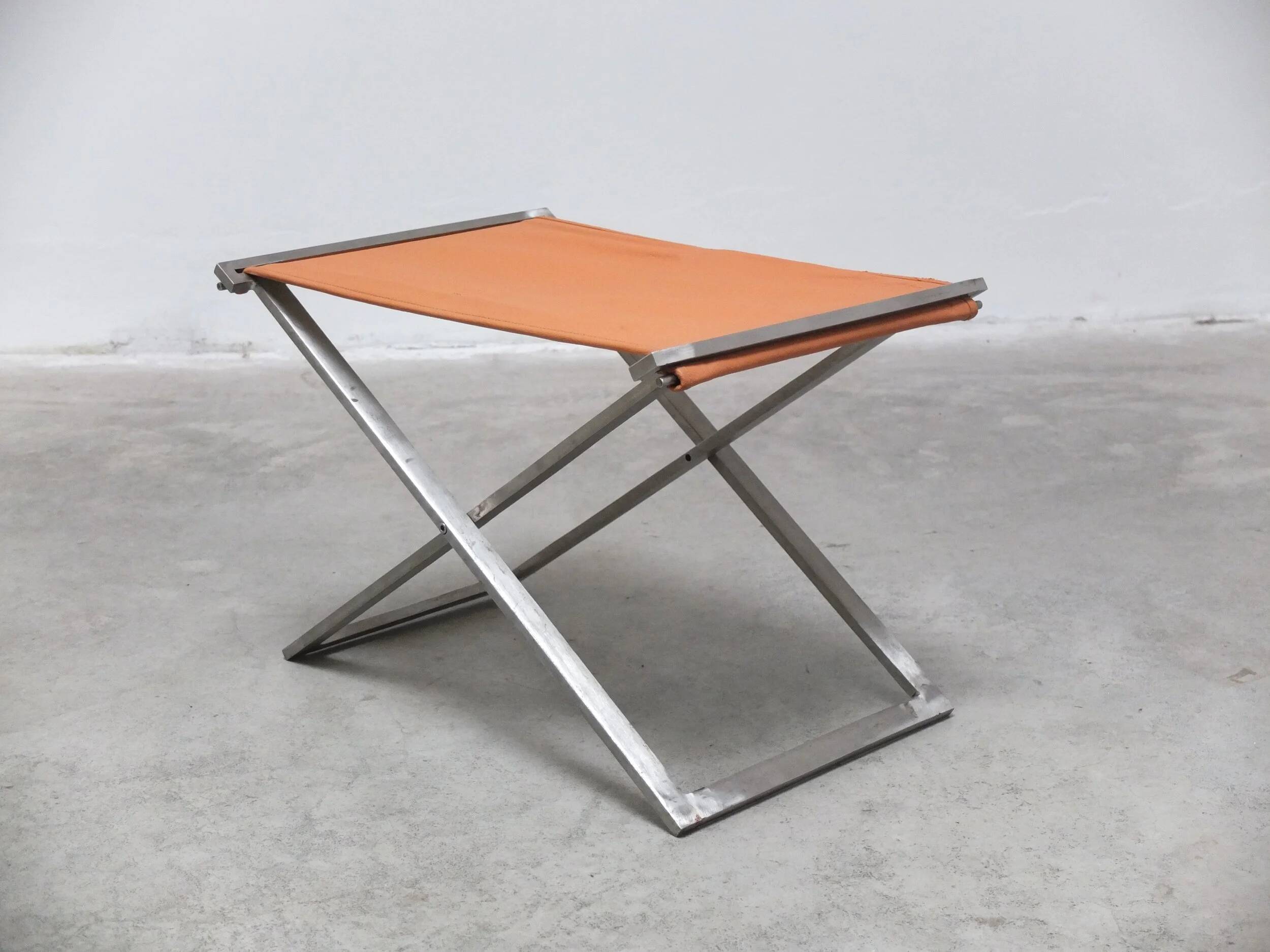 Tabouret pliant en cuir cognac et acier par Michael Christensen, années 1960.