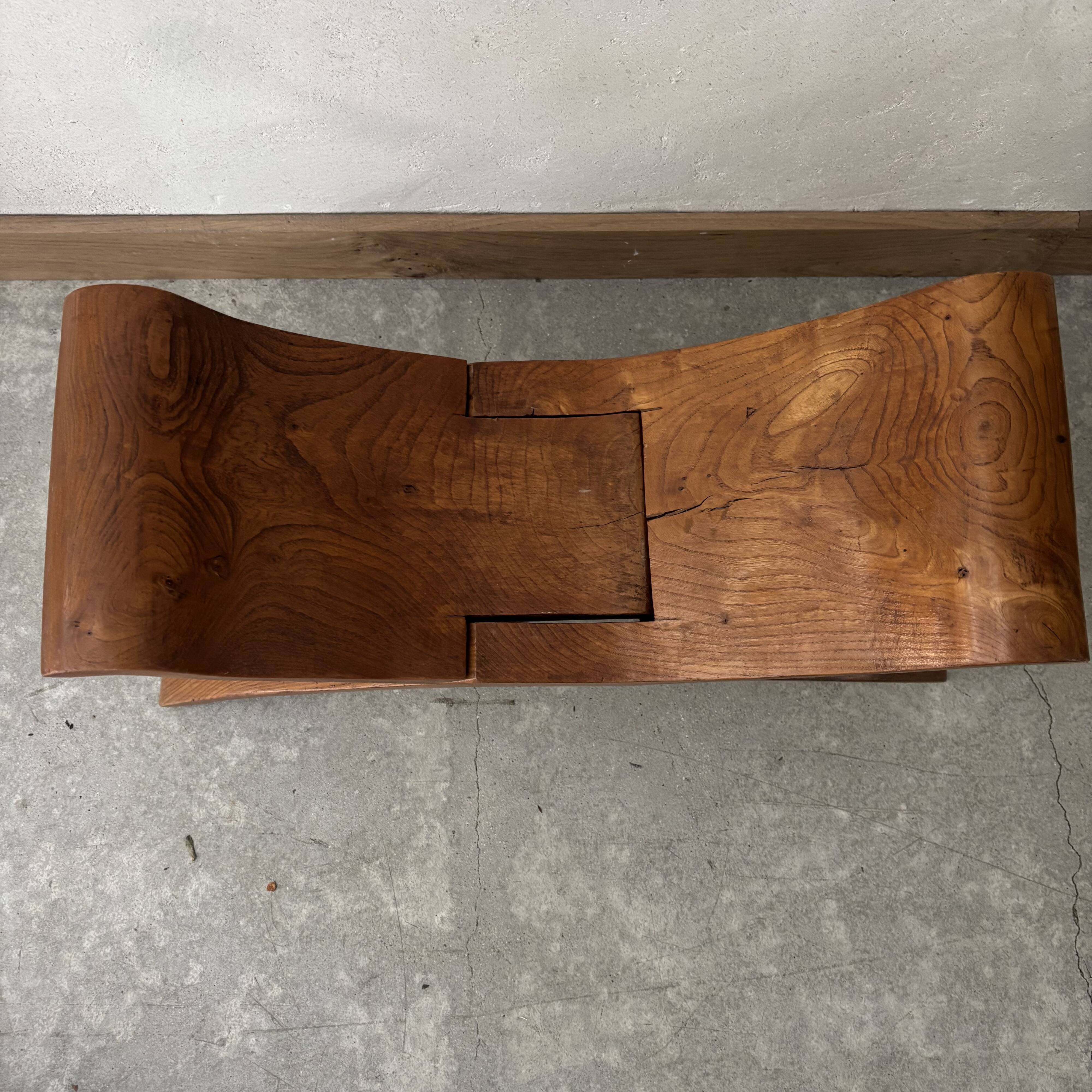 Tabouret en bois sculpté