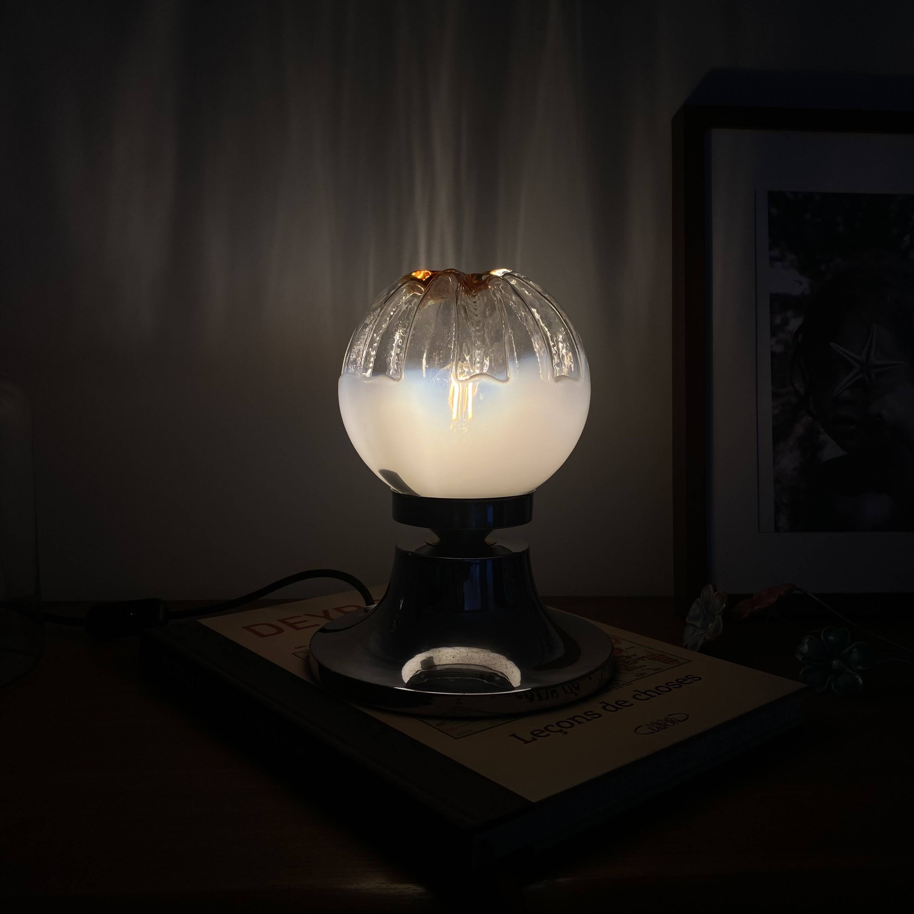 Vintage globe lamp in Murano glass by Mazzega and chrome metal.
